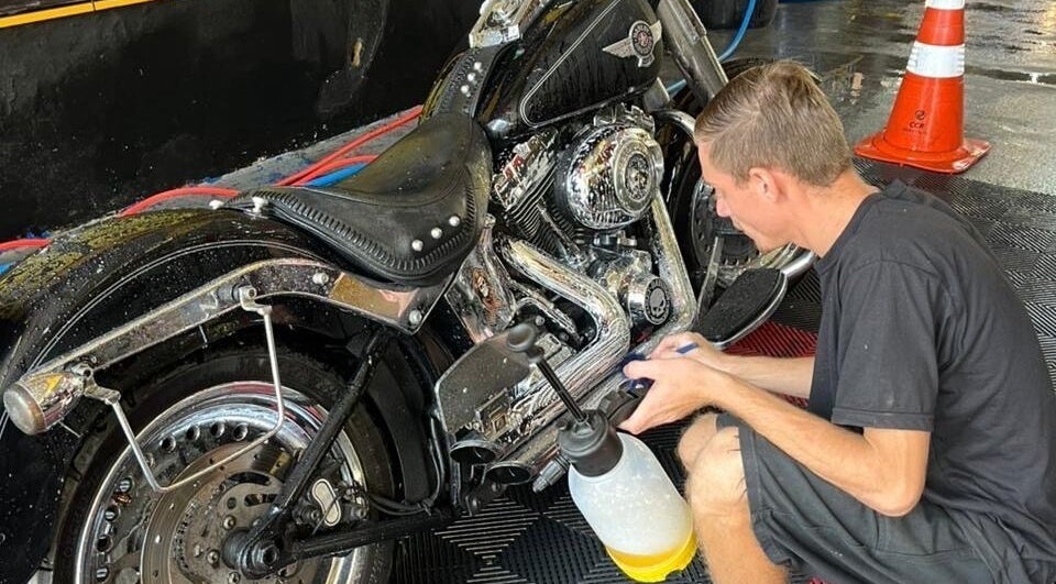 Profissional detalhando motocicleta em Scapcar, Rio De Janeiro, Rio De Janeiro, BR.