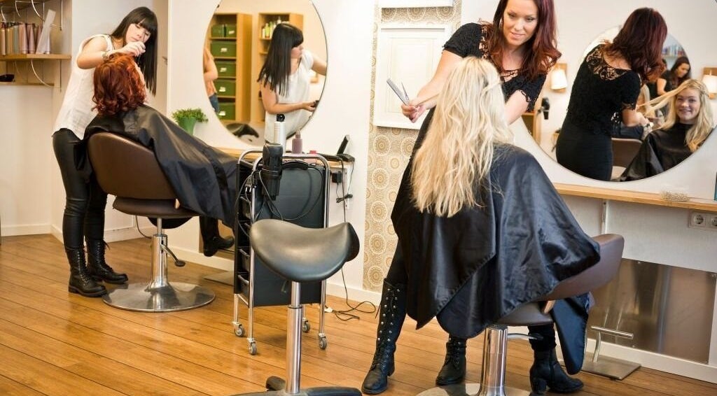 Cabeleireiras atendendo clientes no Raquel Beauty em Santa Catarina, Santa Catarina, BR.