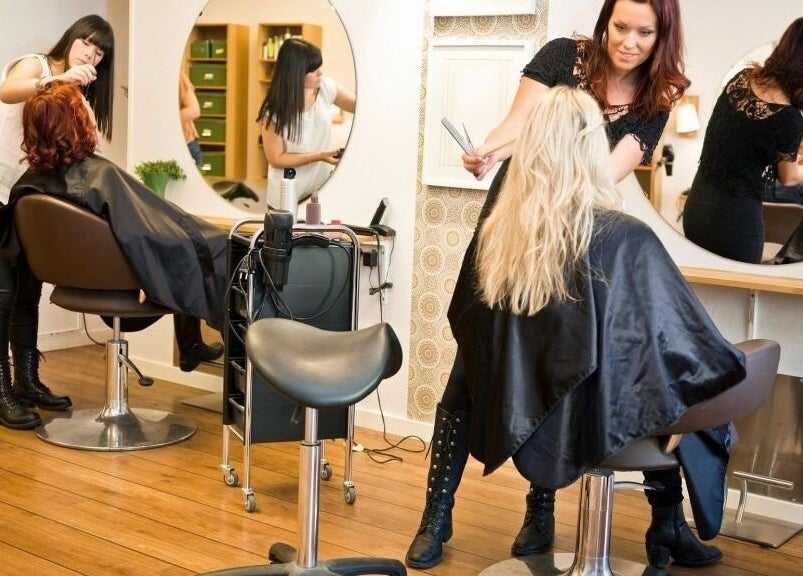 Clientes recebendo serviços de cabelo no Raquel Beauty, Santa Catarina, Santa Catarina, BR.