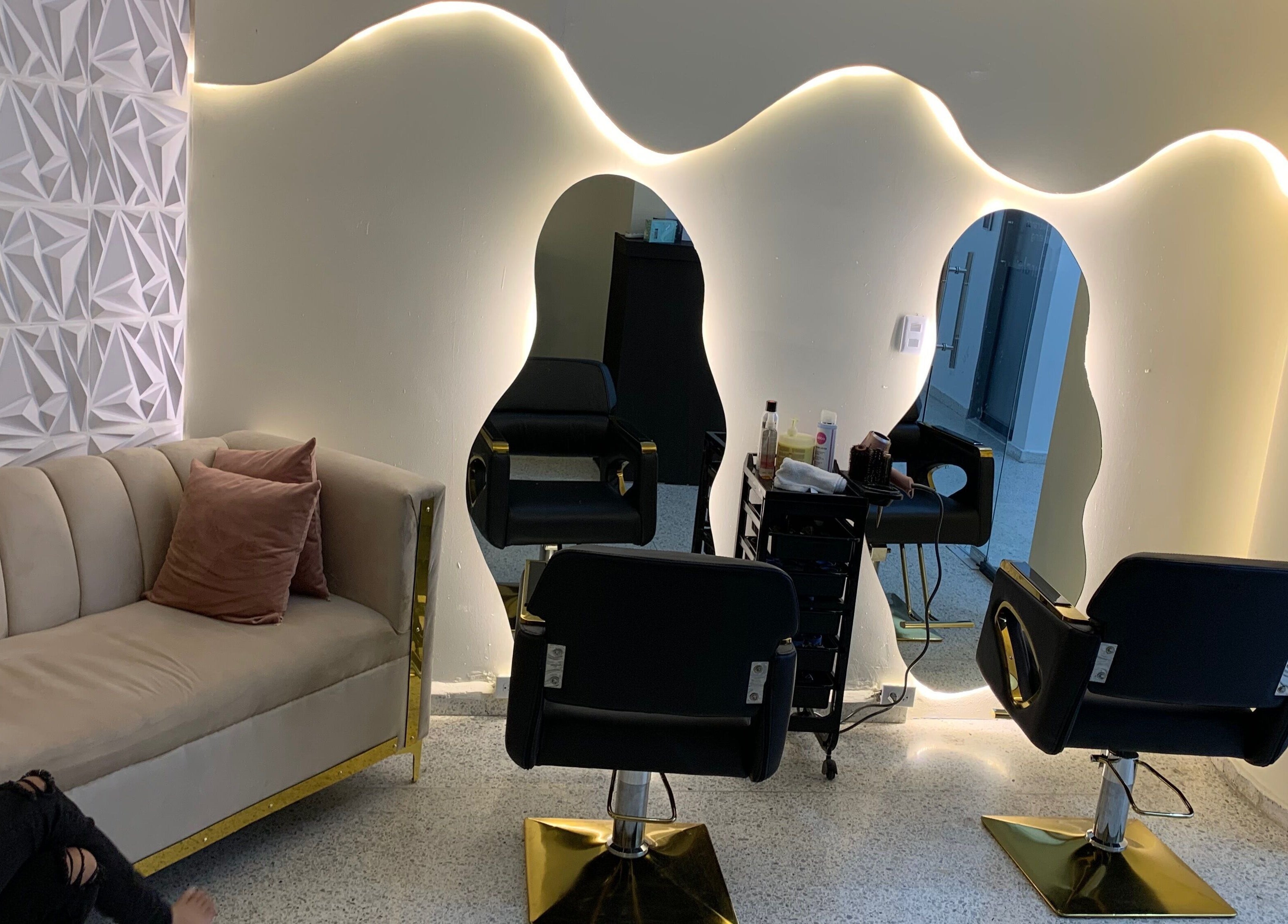 Modern chic interior of LP Hair Salon in Santiago De Los Caballeros. Stylish seating and lit mirrors create a welcoming vibe.