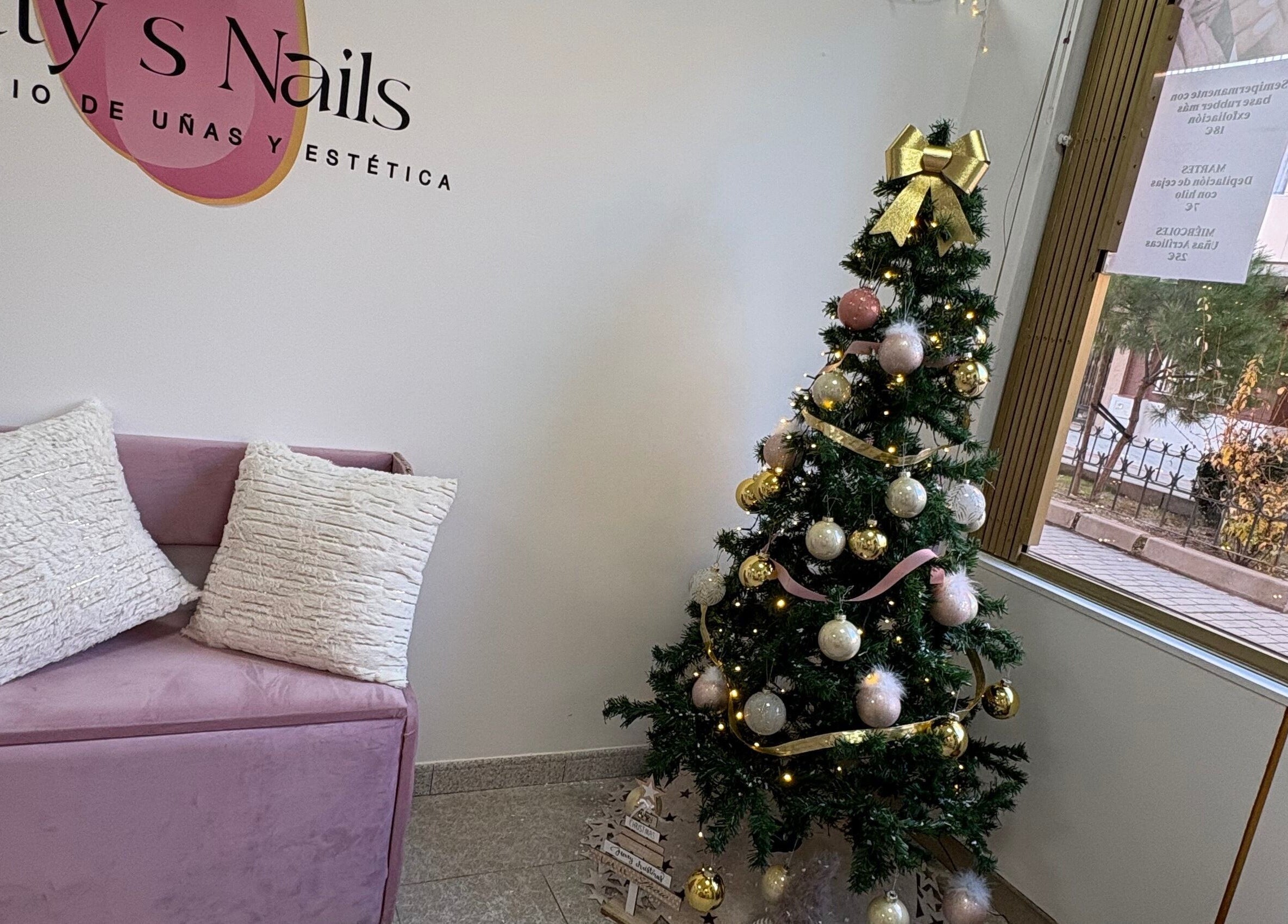Sala acogedora de Tatty’sNails en Fuenlabrada, Comunidad De Madrid, ES, decorada con un árbol navideño elegante.