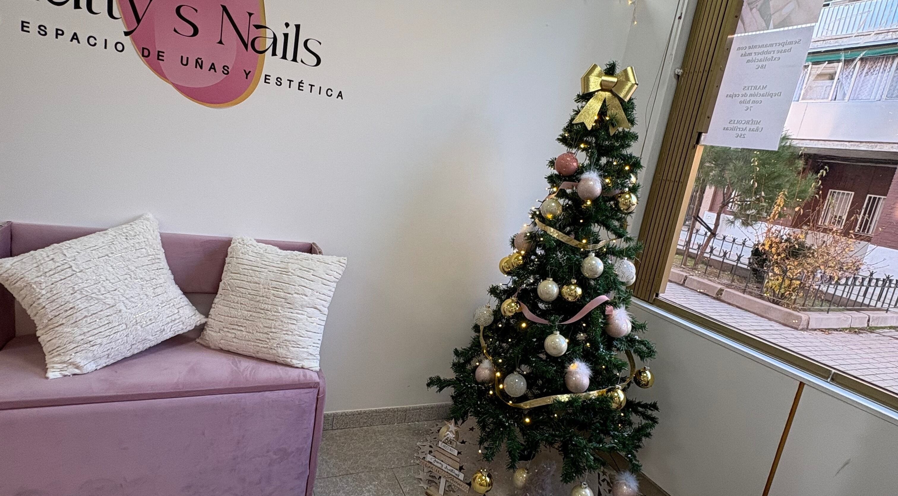 Sala acogedora de Tatty’sNails en Fuenlabrada, Comunidad De Madrid, ES, decorada con un árbol navideño elegante.