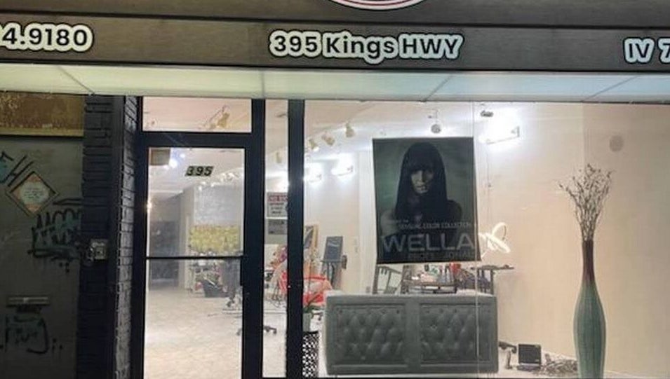 Вход в NailsByLilyy в Нью-Йорке, Нью-Йорк, США, ночью с ярким освещением и стильным декором.