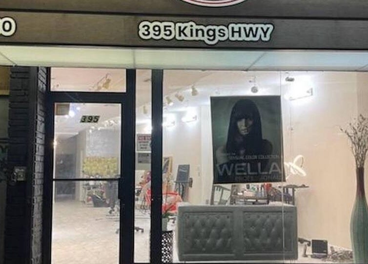 Вход в NailsByLilyy в Нью-Йорке, Нью-Йорк, США, ночью с ярким освещением и стильным декором.