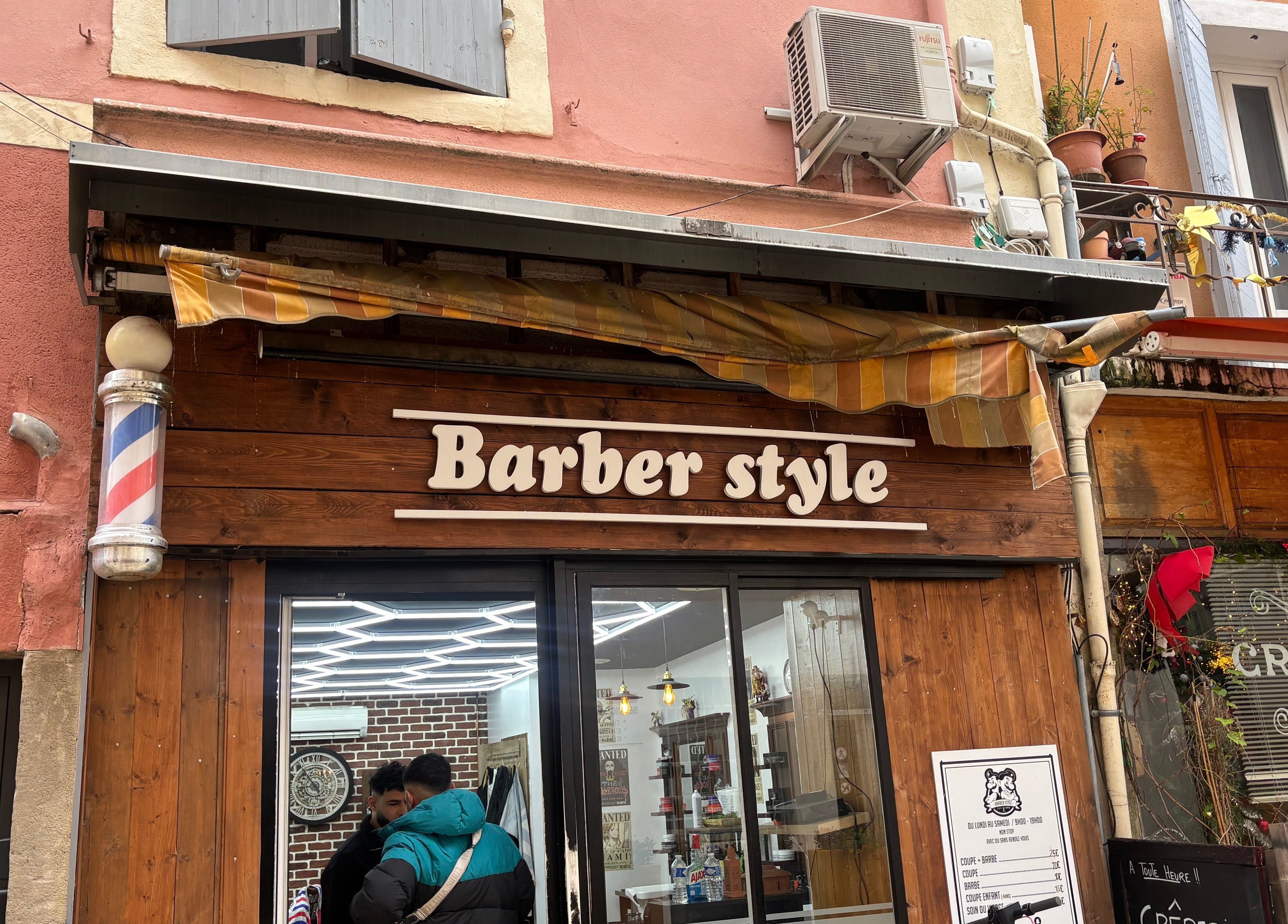 Façade Barber style 25 à Orange, Provence-alpes-côte D'azur, FR, mettant en valeur un design accueillant.