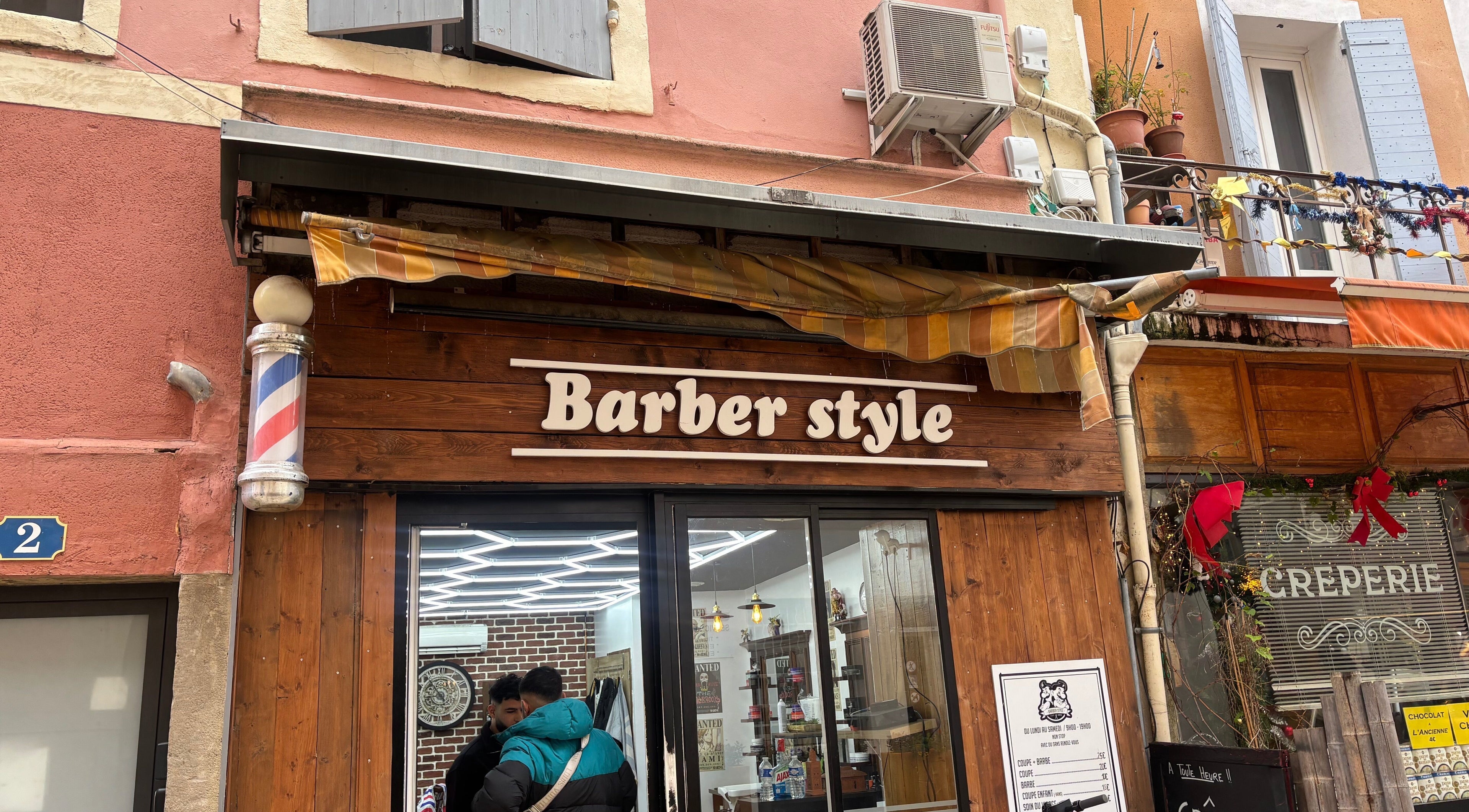 Façade Barber style 25 à Orange, Provence-alpes-côte D'azur, FR, mettant en valeur un design accueillant.