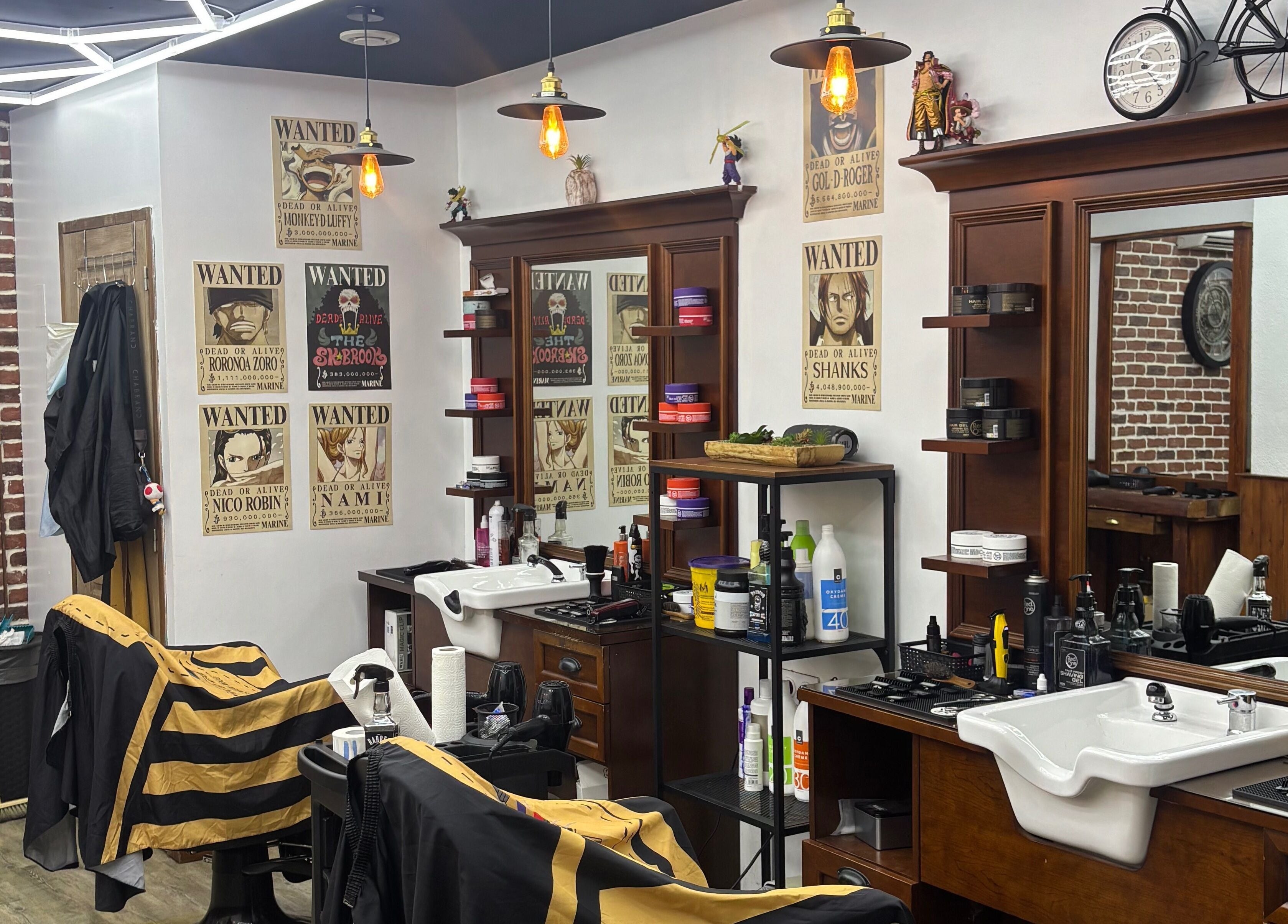 Intérieur de Barber style 25 à Orange, Provence-alpes-côte D'azur, FR, avec fauteuils et outils de coiffure.