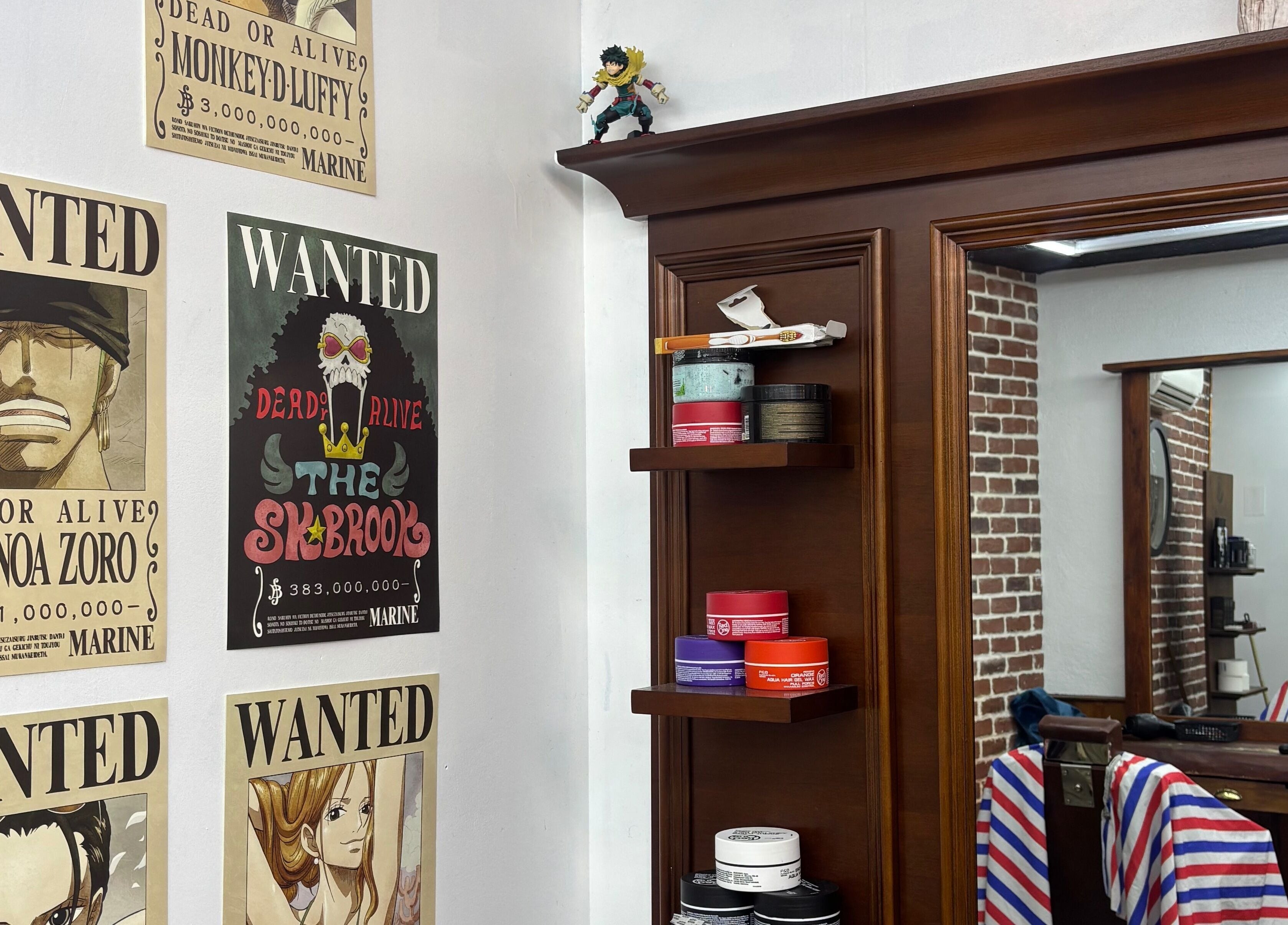 Décor animé chez Barber style 25 à Orange, Provence-alpes-côte D'azur, FR avec affiches et produits capillaires.