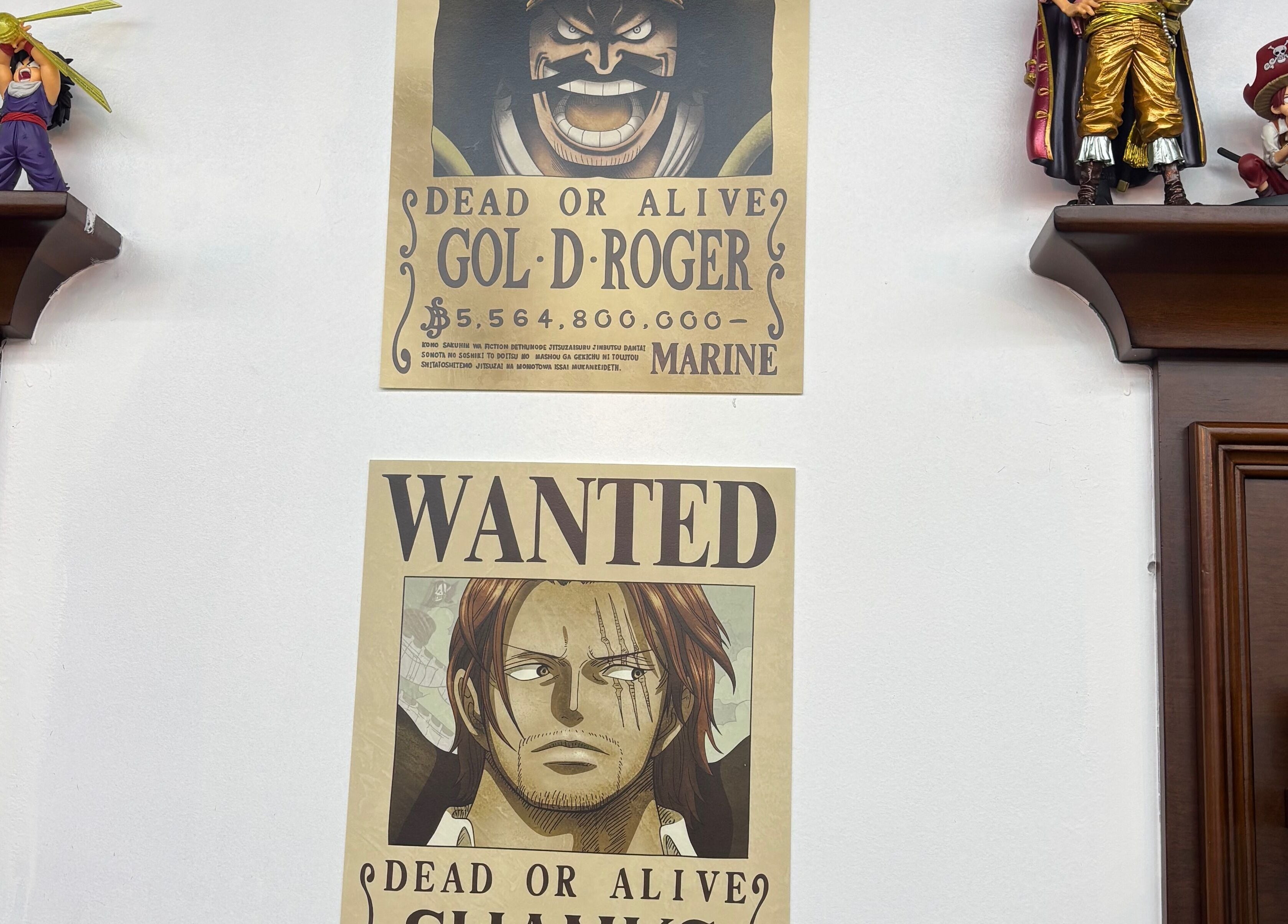 Posters et figurines dans le salon Barber Style 25, Orange, Provence-alpes-côte D'azur, FR.