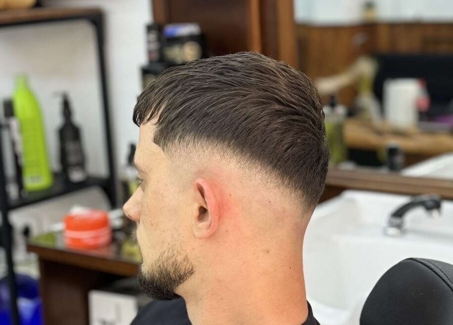 Un homme arborant une coupe moderne à Barber style 25, Orange, Provence-alpes-côte D'azur, FR.