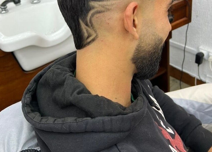 Coiffure moderne à Barber style 25, Orange, Provence-alpes-côte D'azur, FR avec motif géométrique élégant.