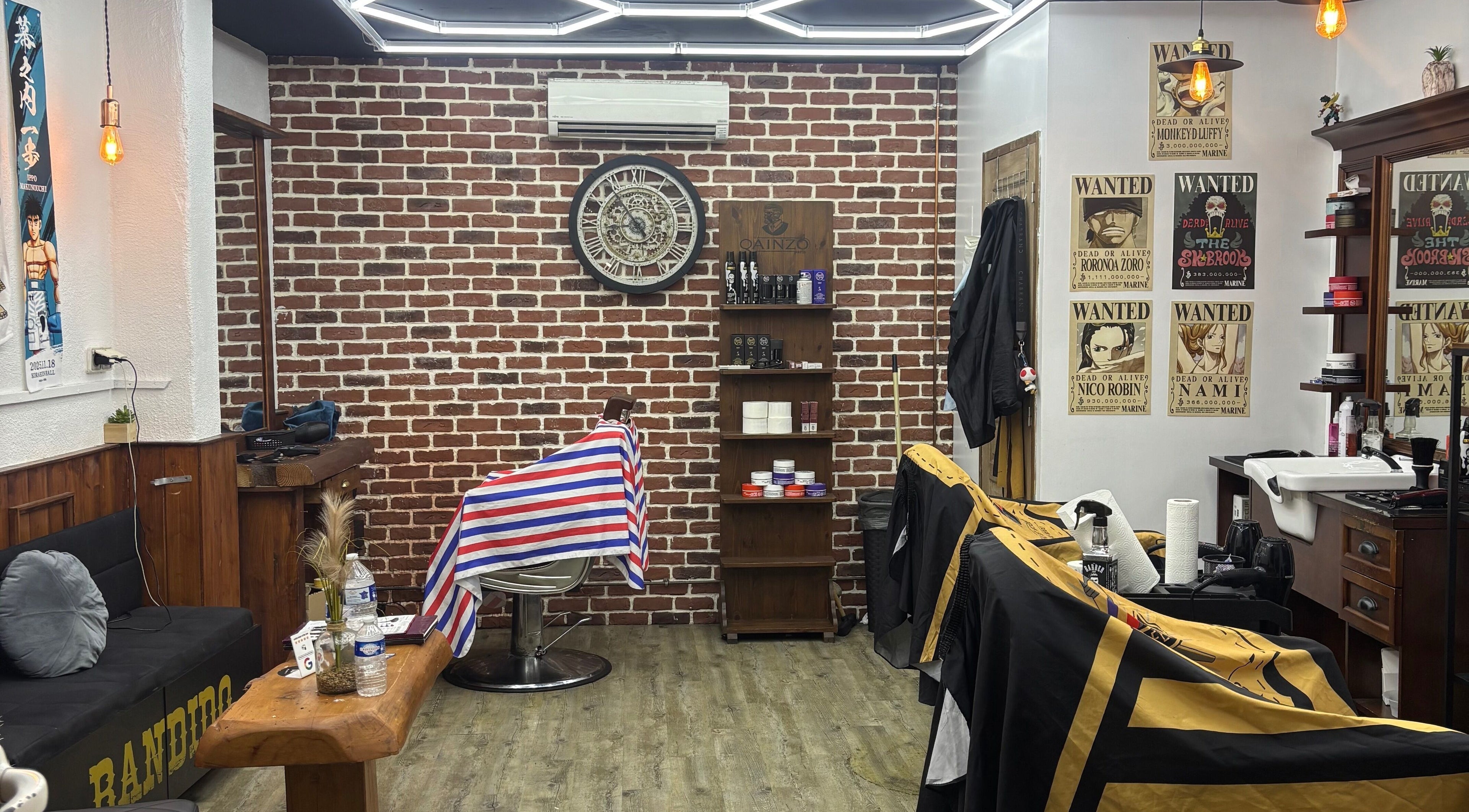 Intérieur du Barber style 25, Orange, Provence-alpes-côte D'azur, FR, avec des chaises et décoration vintage.