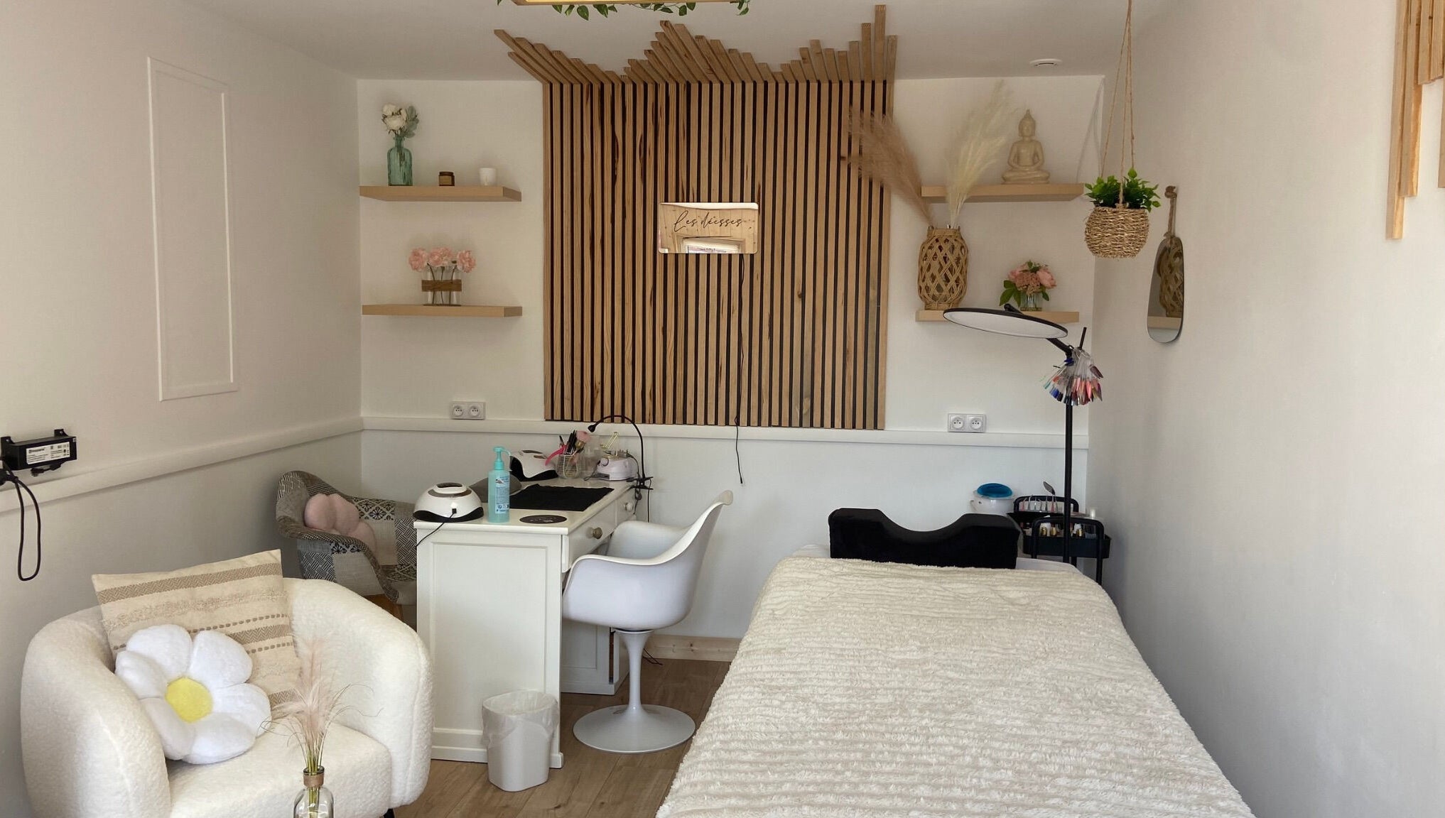 Intérieur élégant du Les déesses Institut à Épretot, Normandie, FR avec un espace de soins raffiné.