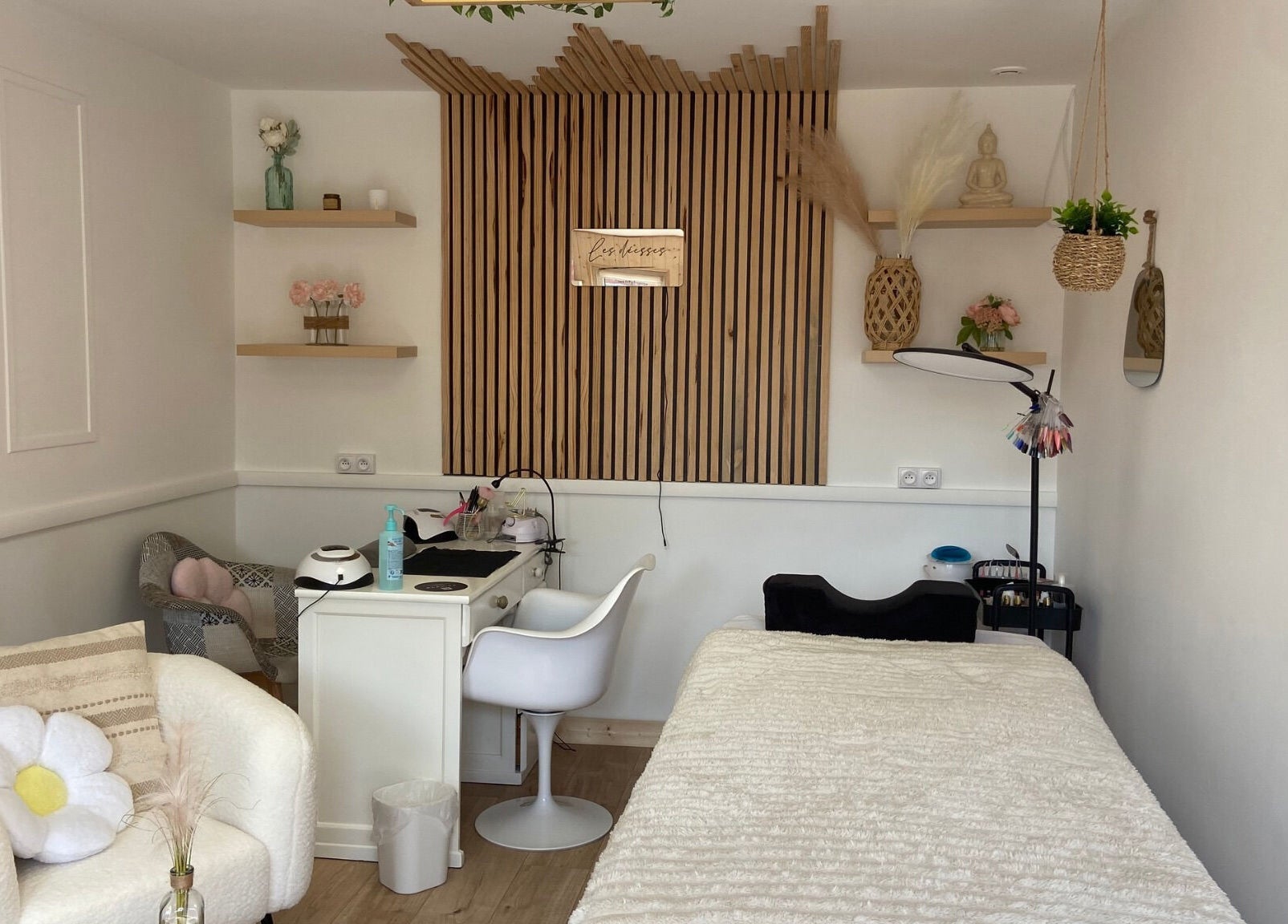 Intérieur élégant du Les déesses Institut à Épretot, Normandie, FR avec un espace de soins raffiné.