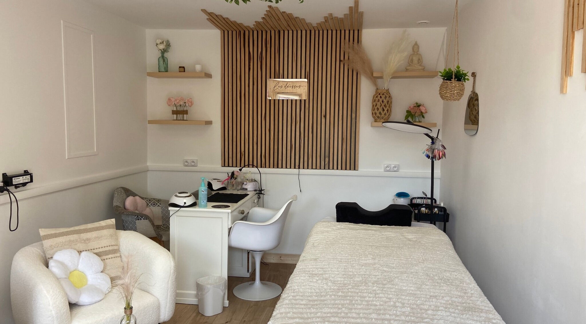 Intérieur élégant du Les déesses Institut à Épretot, Normandie, FR avec un espace de soins raffiné.