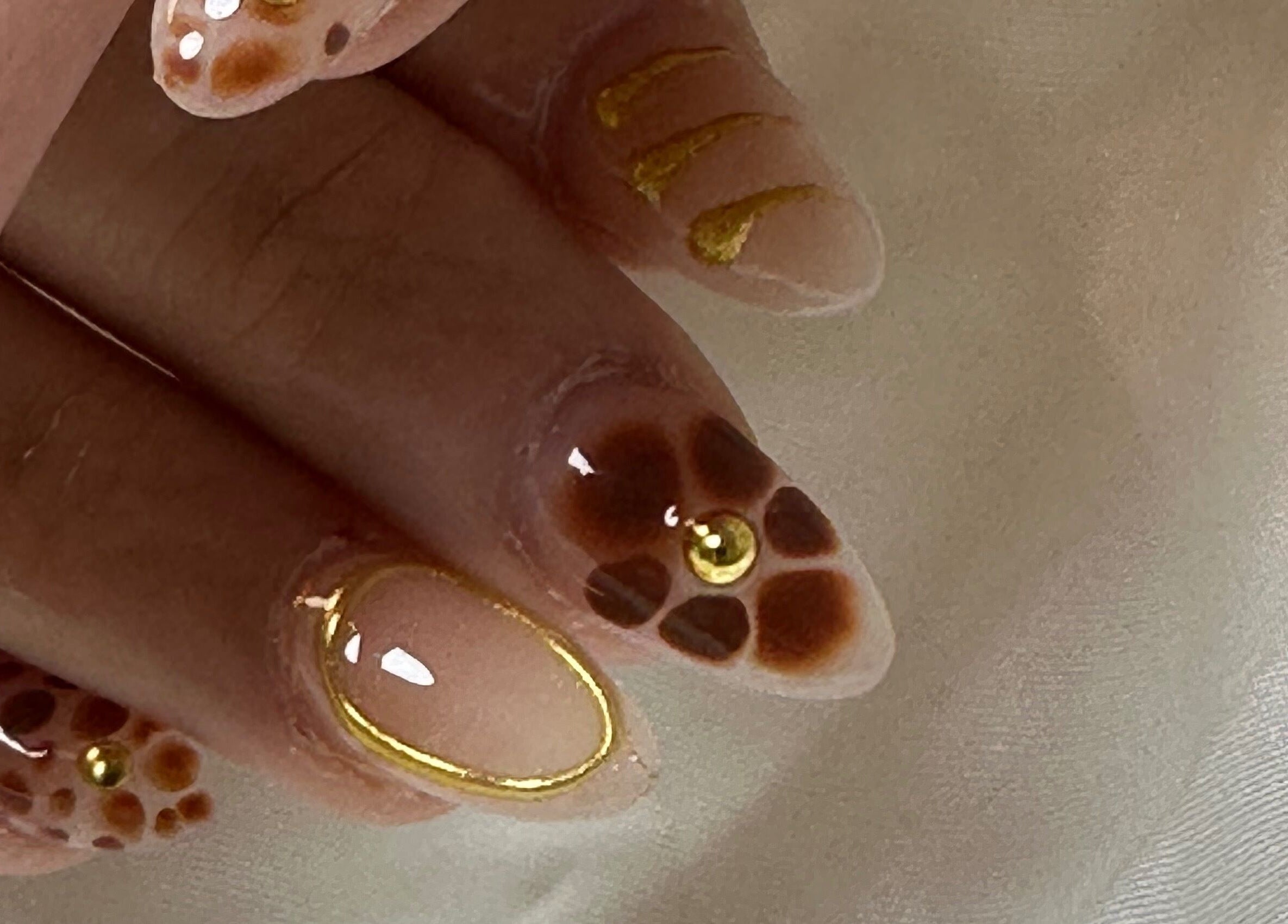 Manucure ornée d'or à Les déesses Institut, Épretot, Normandie, FR.