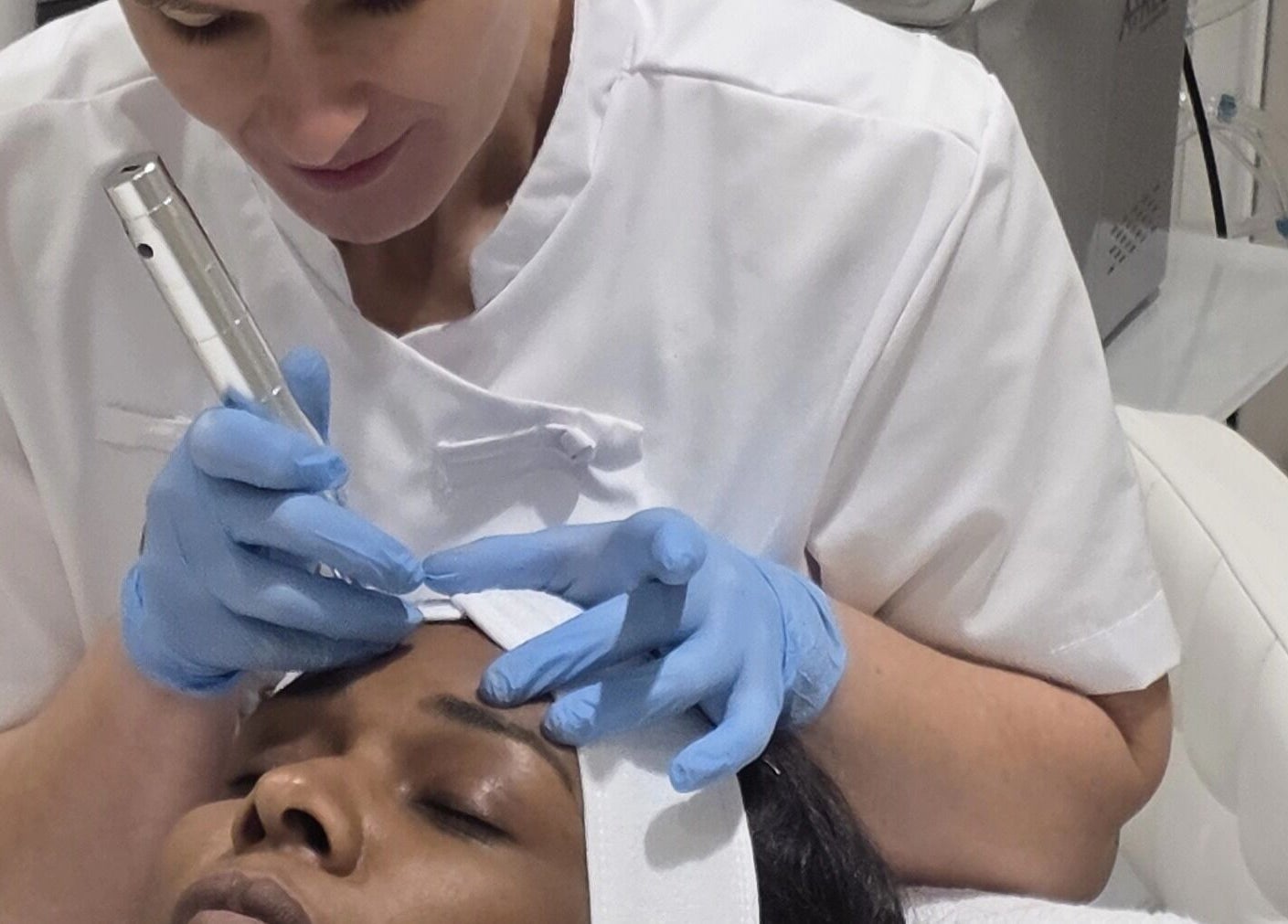 Professional facial at Tania Skin Beauty in Alkmaar, Noord-Holland, NL, enhancing skin rejuvenation.