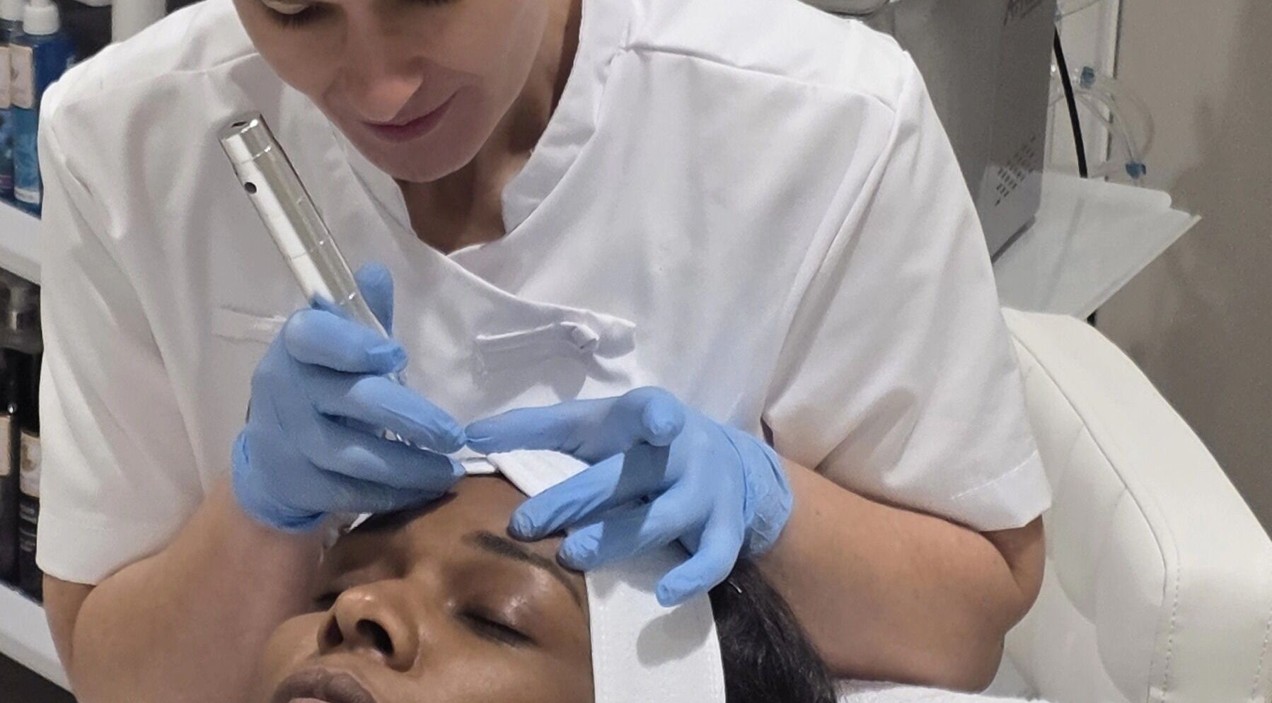 Professional facial at Tania Skin Beauty in Alkmaar, Noord-Holland, NL, enhancing skin rejuvenation.