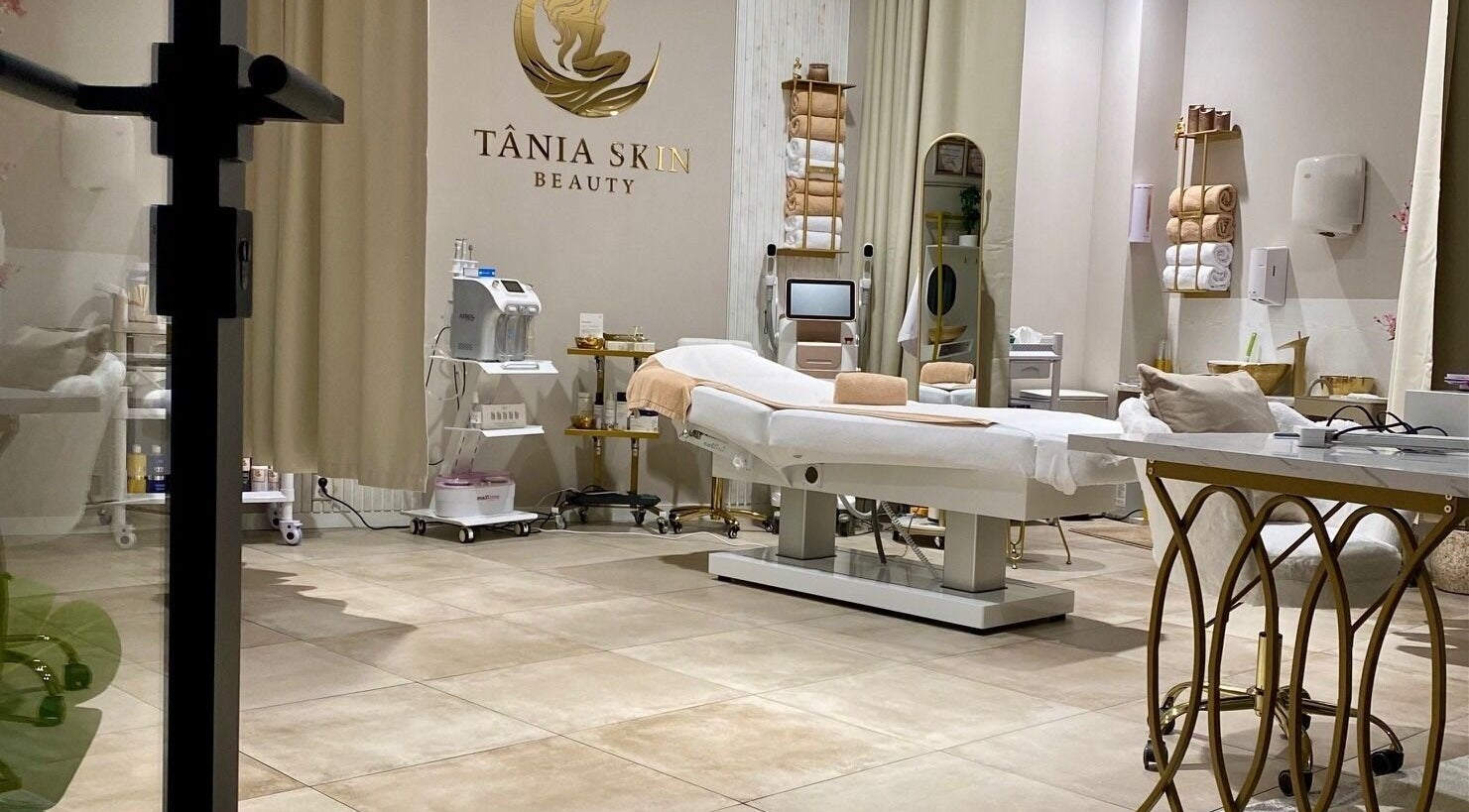 Elegant treatment room at Tania Skin Beauty, Alkmaar, Noord-holland, NL, showcasing a serene spa ambiance.