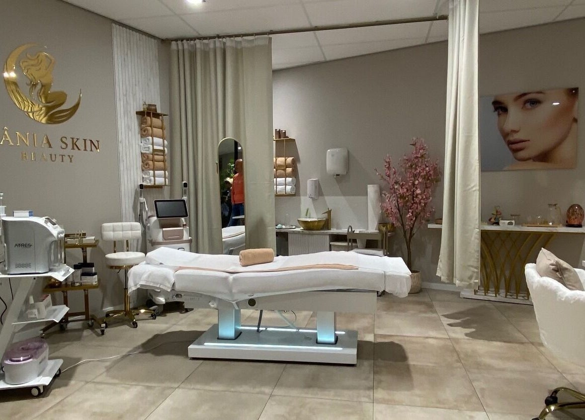 Tranquil interior of Tania Skin Beauty, Alkmaar, Noord-holland, NL, showcasing a stylish treatment room.