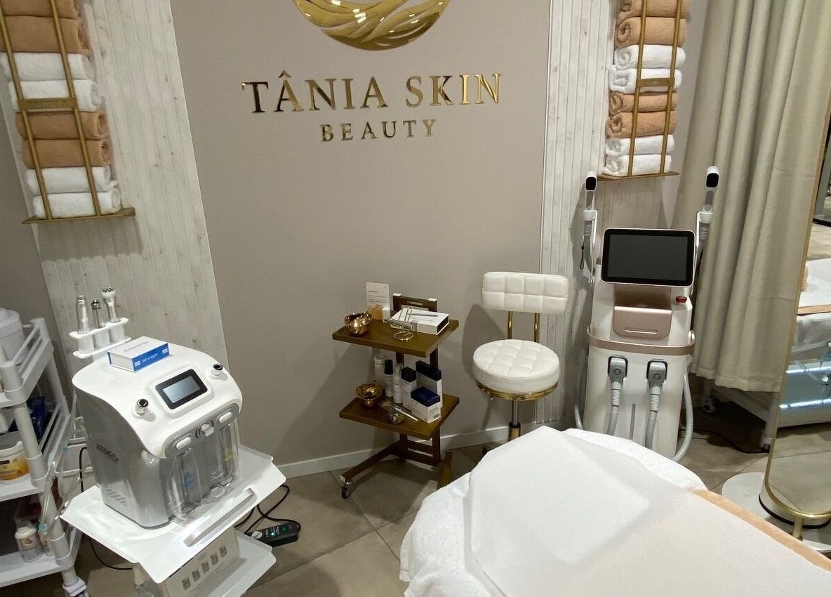 Elegant treatment room at Tania Skin Beauty in Alkmaar, Noord-Holland, NL with modern skincare equipment.