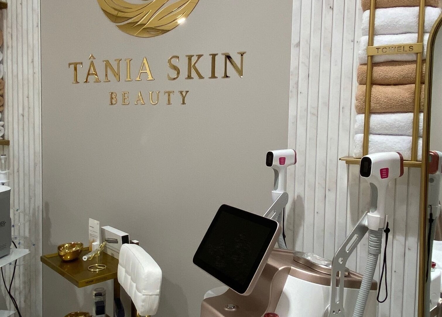 Modern treatment room at Tania Skin Beauty Alkmaar, Noord-Holland, NL with sleek equipment and decor.
