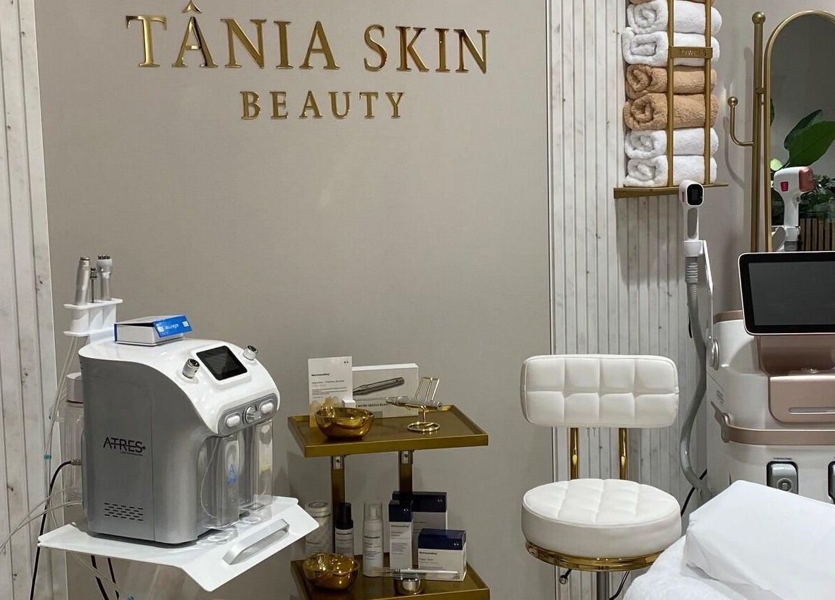 Tania Skin Beauty in Alkmaar, Noord-holland, NL offers a luxurious treatment room with advanced equipment.