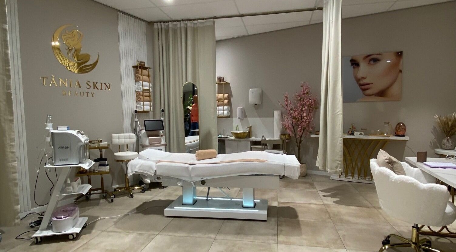 Elegant treatment room at Tania Skin Beauty, Alkmaar, Noord-holland, NL with modern decor and amenities.