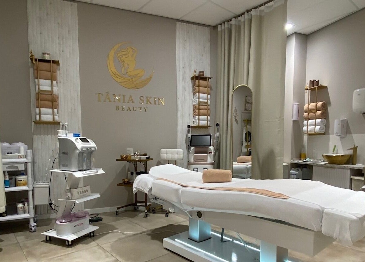 Luxurious treatment room at Tania Skin Beauty in Alkmaar, Noord-holland, NL, featuring spa bed and equipment.