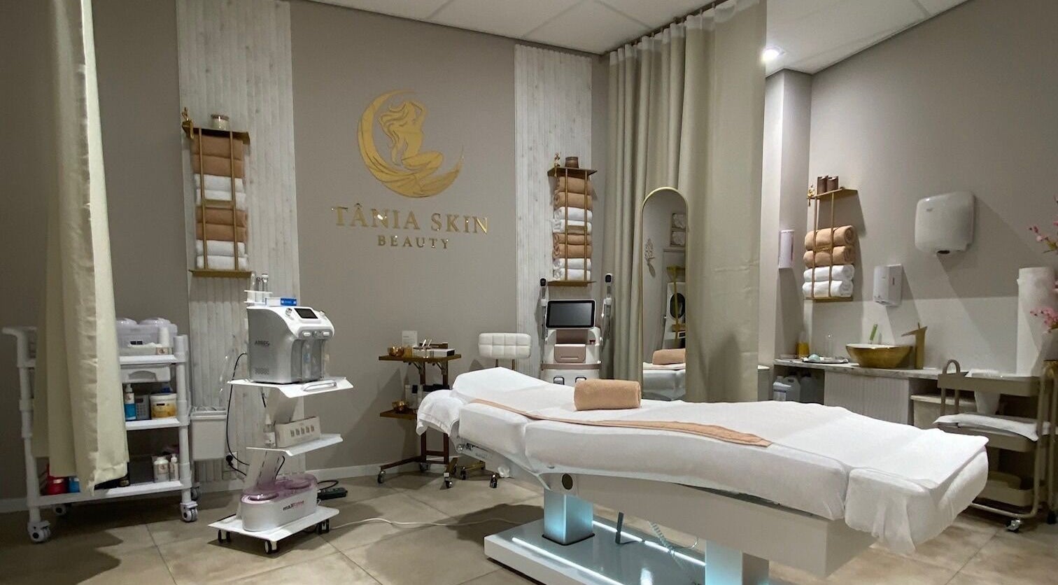 Luxurious treatment room at Tania Skin Beauty in Alkmaar, Noord-holland, NL, featuring spa bed and equipment.