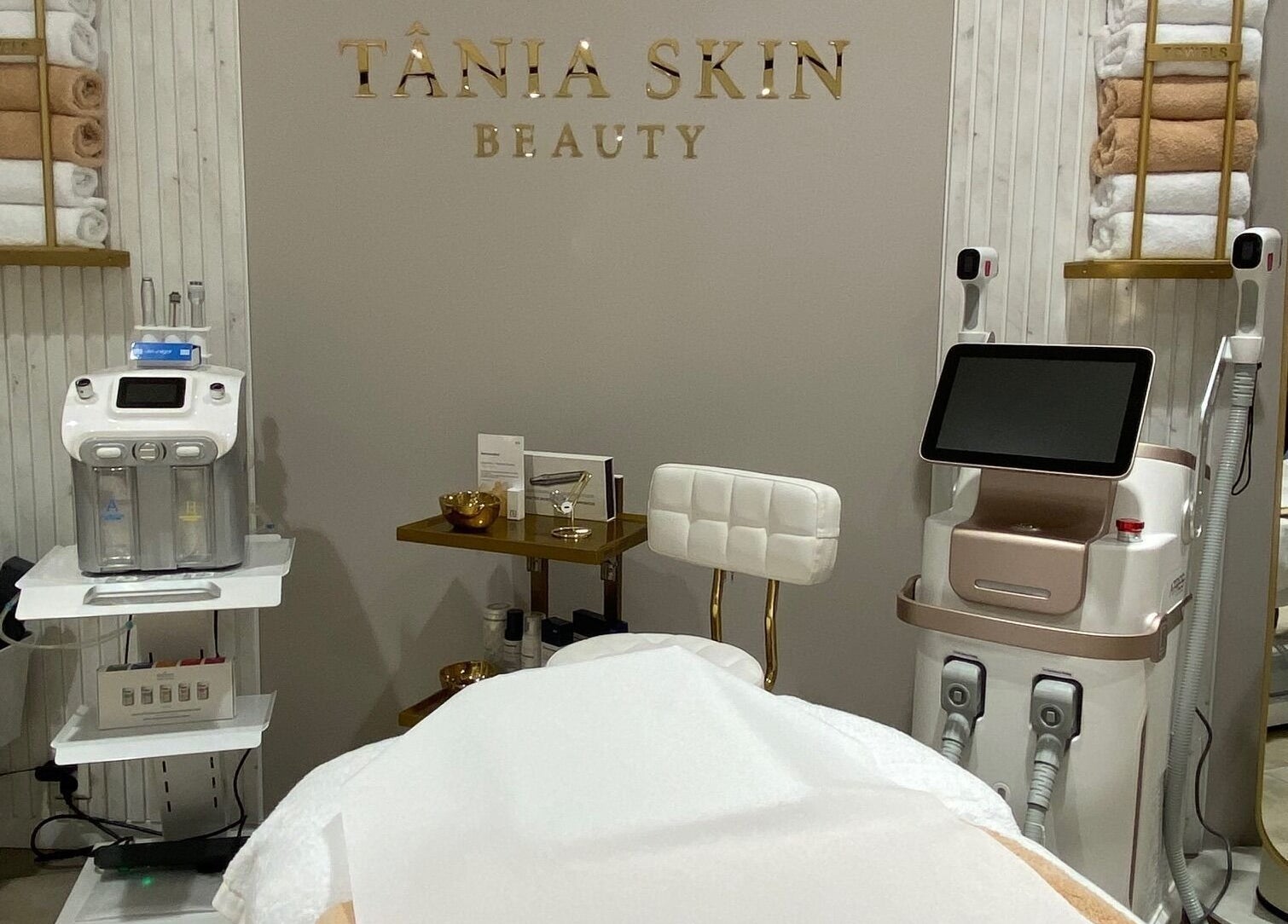 Modern beauty treatment room at Tania Skin Beauty in Alkmaar, Noord-holland, NL with advanced equipment.