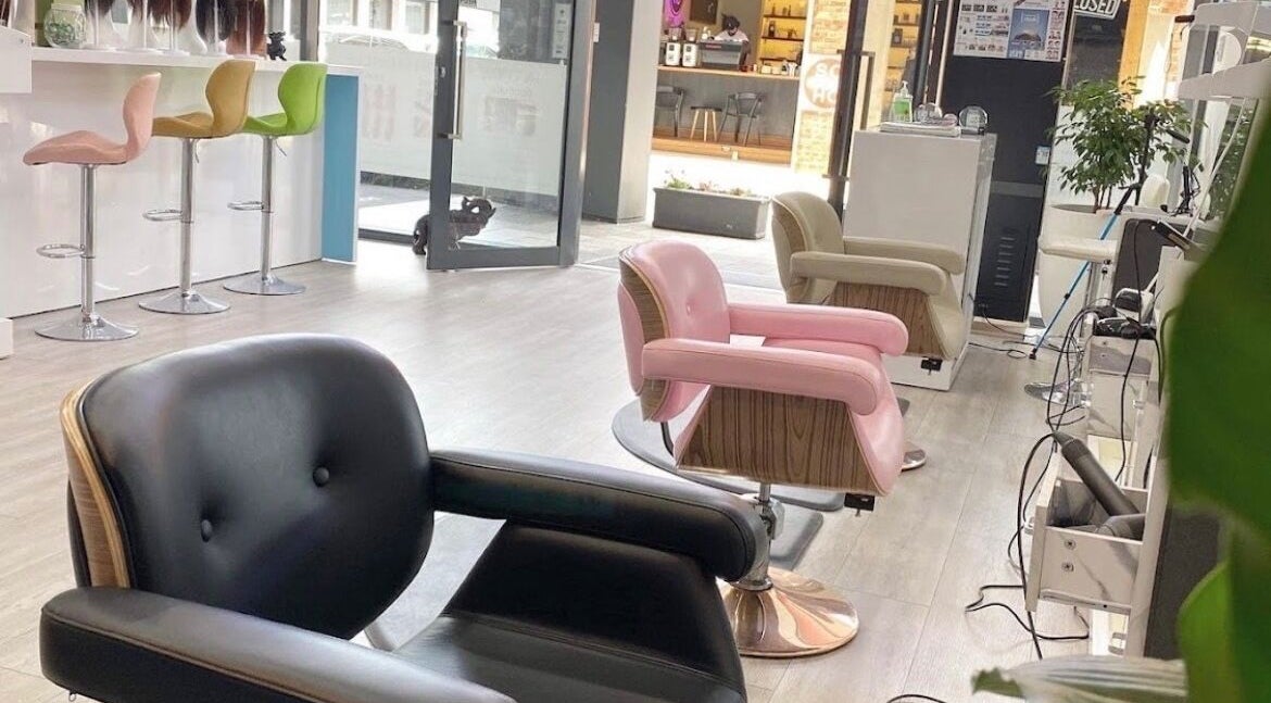 Adelaide Hair Extensions的现代美发环境，位于南澳大利亚阿德莱德。