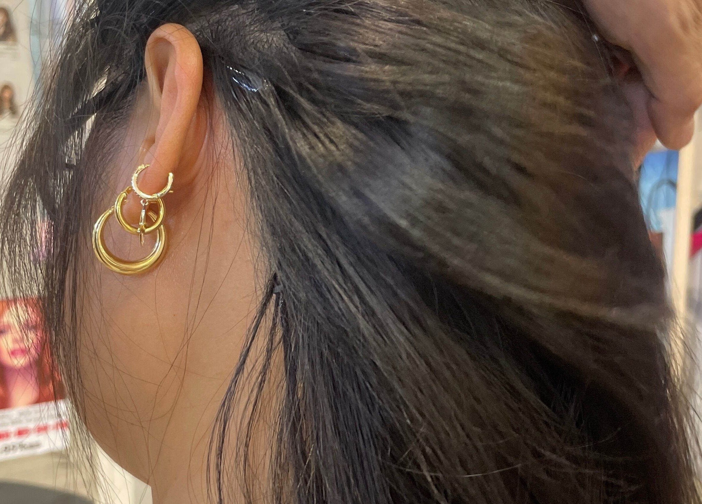 Adelaide Hair Extensions在南澳大利亚阿德莱德的发廊中展示的精美耳环和发型。