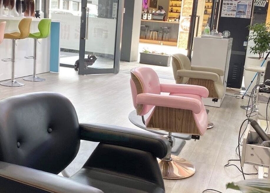 Adelaide Hair Extensions，位于南澳大利亚阿德莱德的现代化室内沙龙环境。