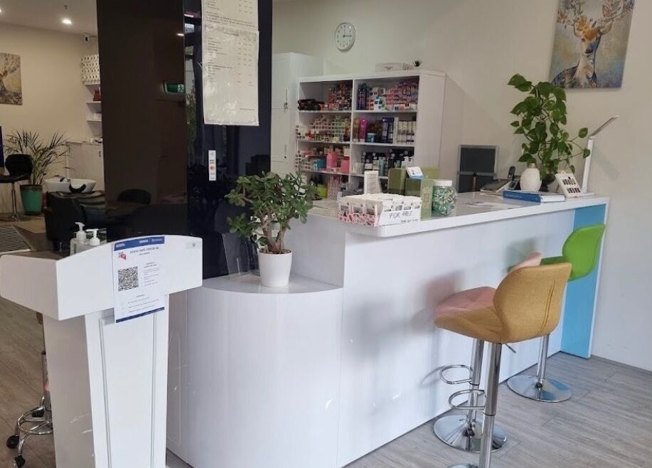 Adelaide Hair Extensions位于南澳大利亚阿德莱德的接待区，现代舒适的设计。