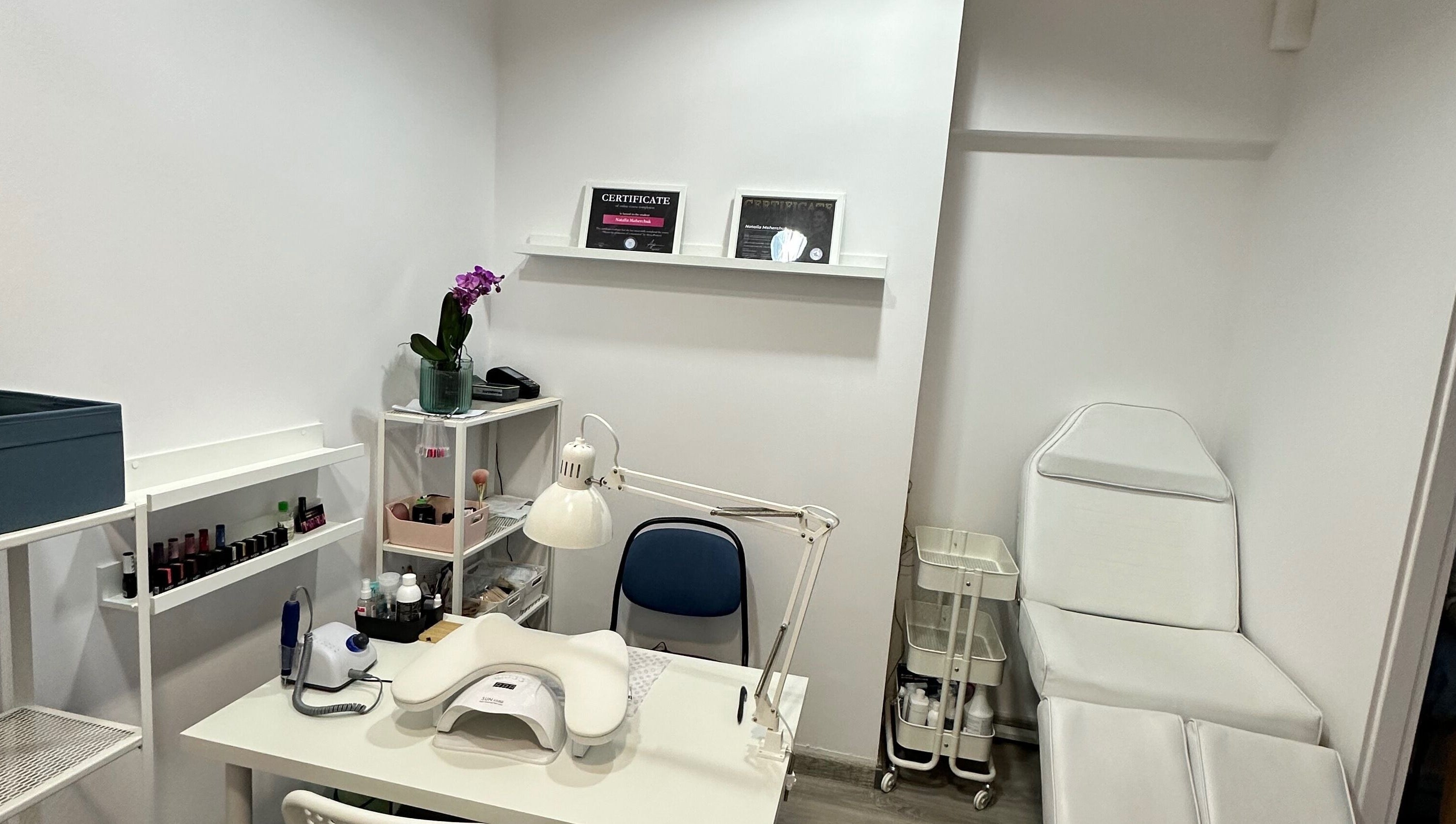 Stolik do manicure w Cherry Mani, Kraków, Województwo Małopolskie, PL. Nowoczesne wnętrze z certyfikatami.