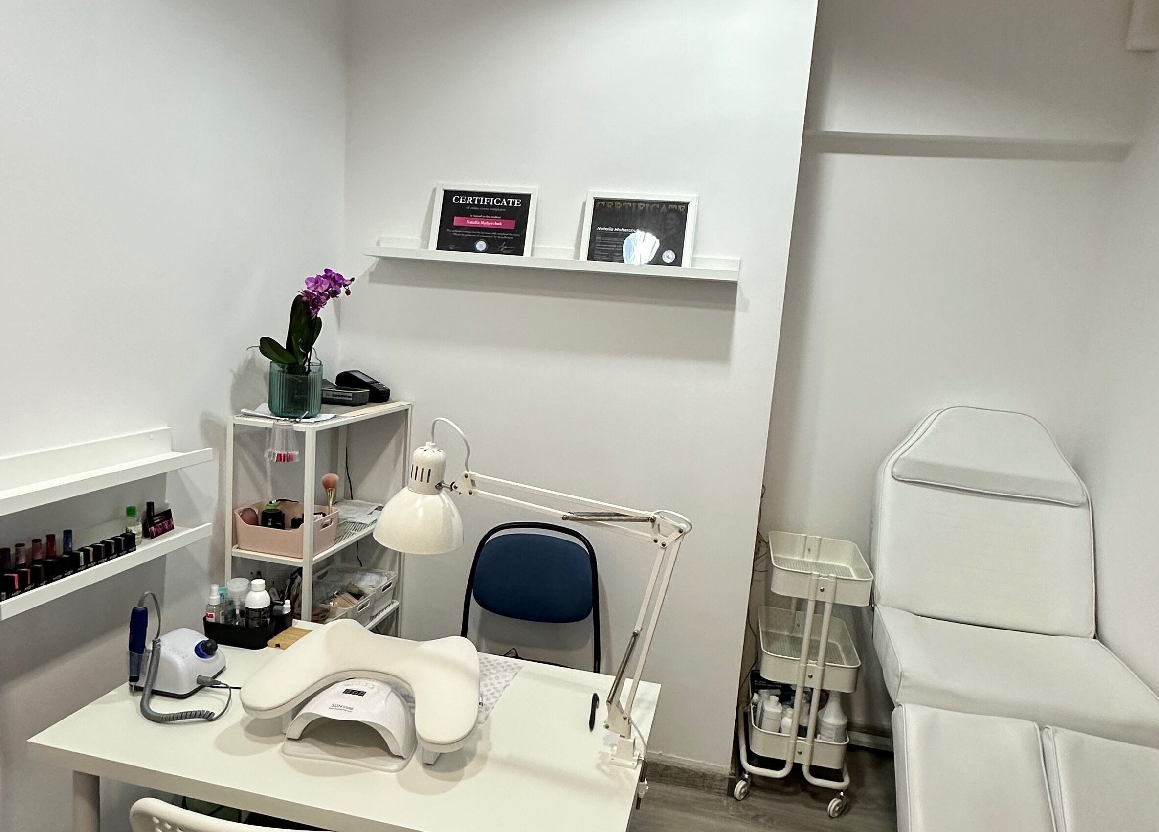 Stolik do manicure w Cherry Mani, Kraków, Województwo Małopolskie, PL. Nowoczesne wnętrze z certyfikatami.