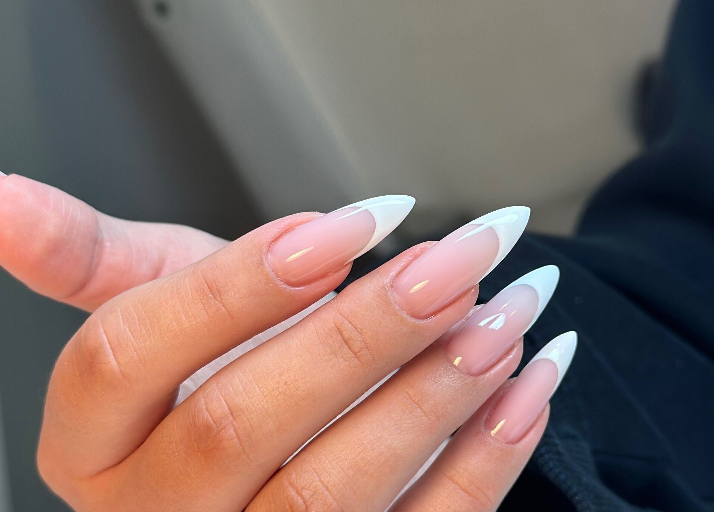 Stylizacja paznokci w Cherry Mani, Kraków, Województwo Małopolskie, PL. Klasyczny, elegancki manicure.