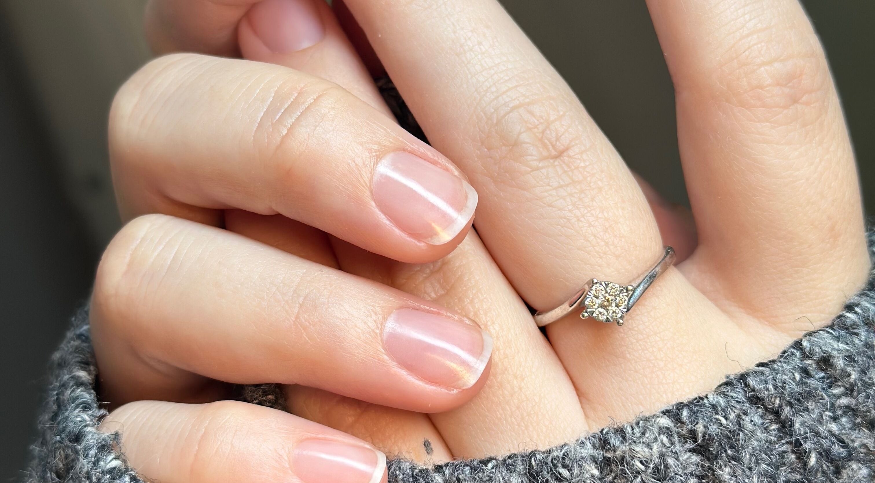 Zadbane paznokcie z pierścionkiem w Cherry Mani, Kraków, Województwo Małopolskie, PL.