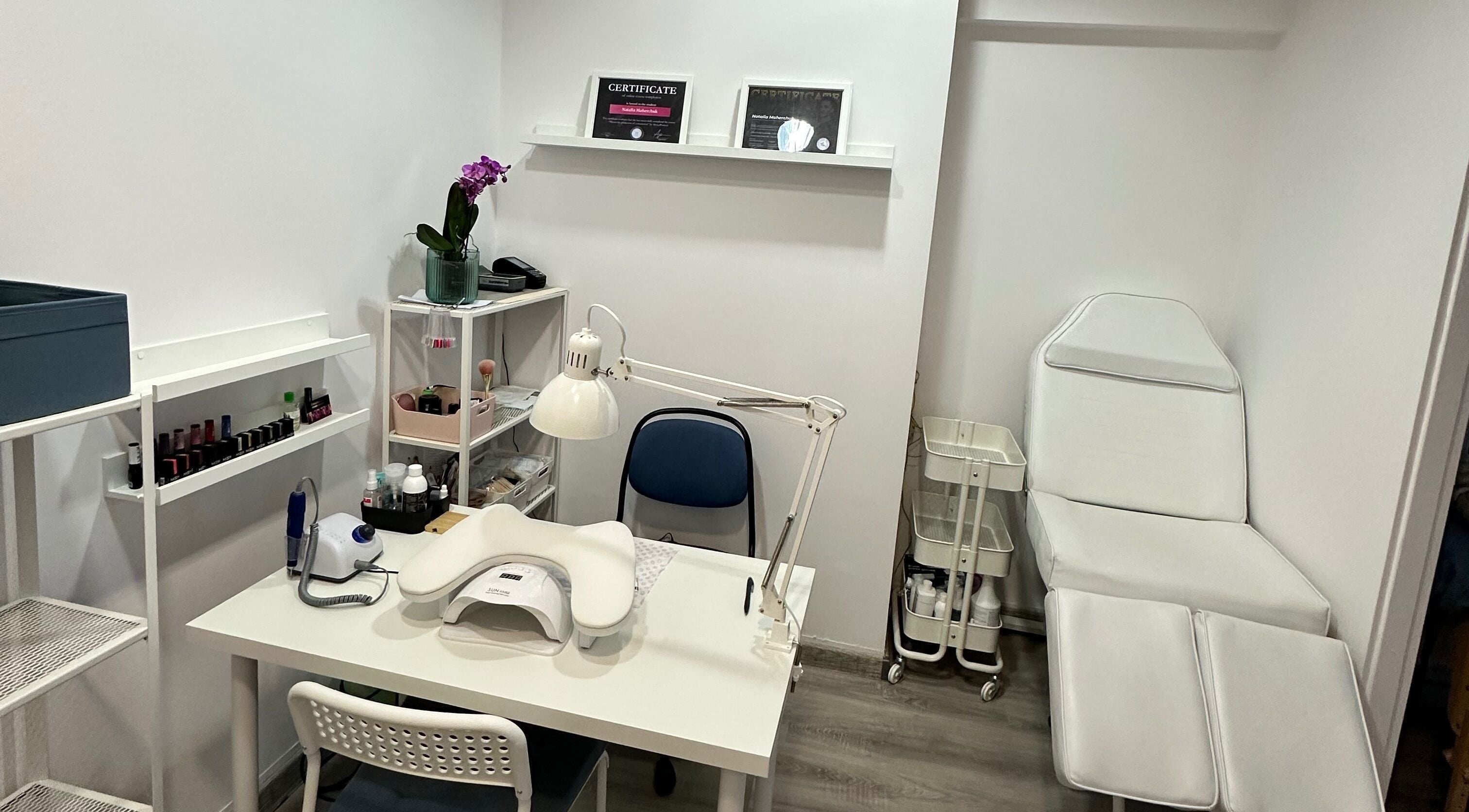 Wnętrze salonu Cherry Mani w Kraków, Województwo Małopolskie, PL z wyposażeniem do pielęgnacji.