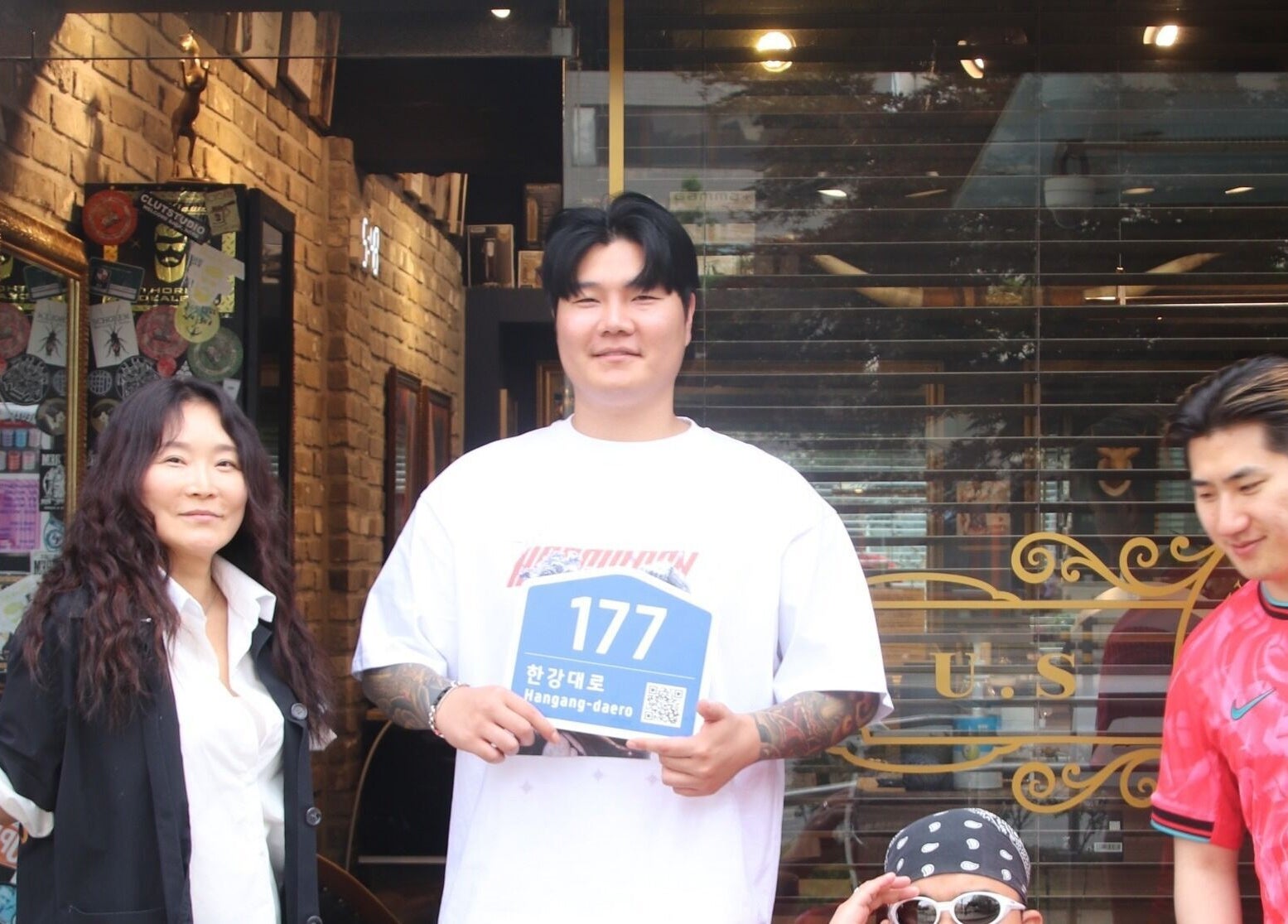 Group outside US Barbershop, 서울특별시, 서울특별시, KR, showcasing camaraderie and style.