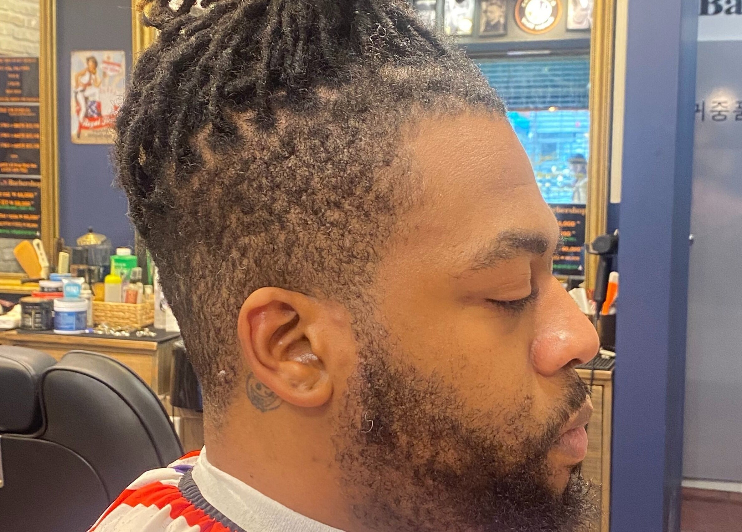 Man with a fresh style inside US Barbershop, 서울특별시, 서울특별시, KR, showcasing hair and beard grooming.