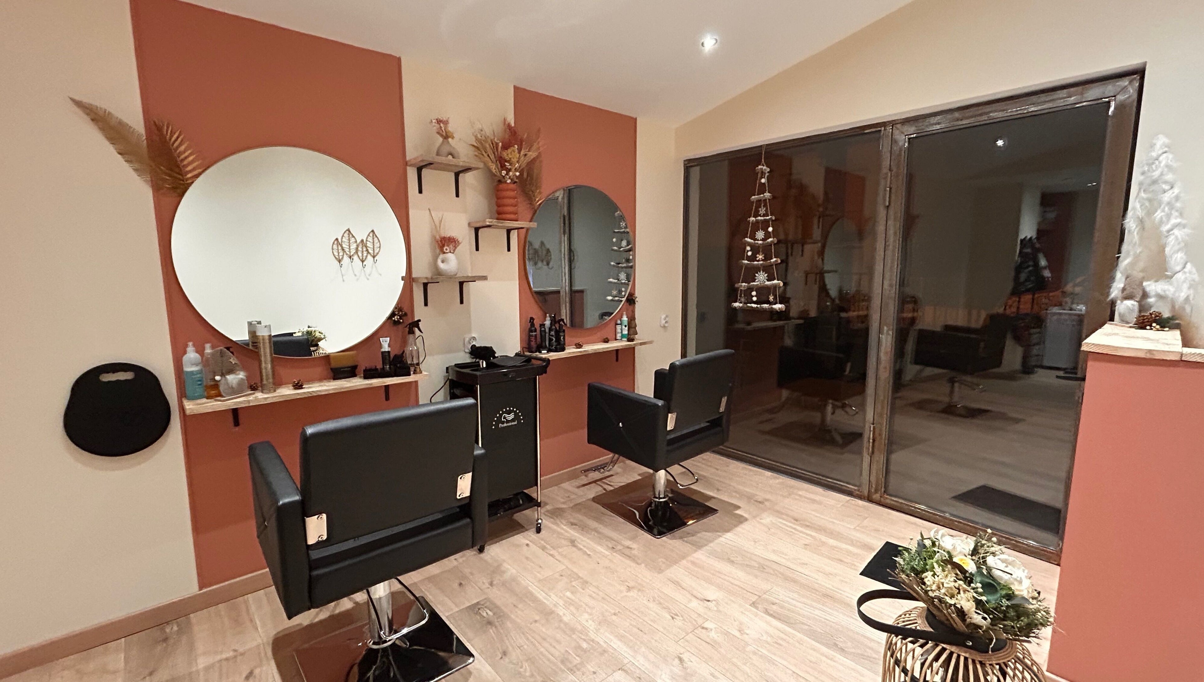 Intérieur stylé de Babeth Coiffure à Bouleternère, Occitanie, FR, avec deux stations de coiffure modernes.
