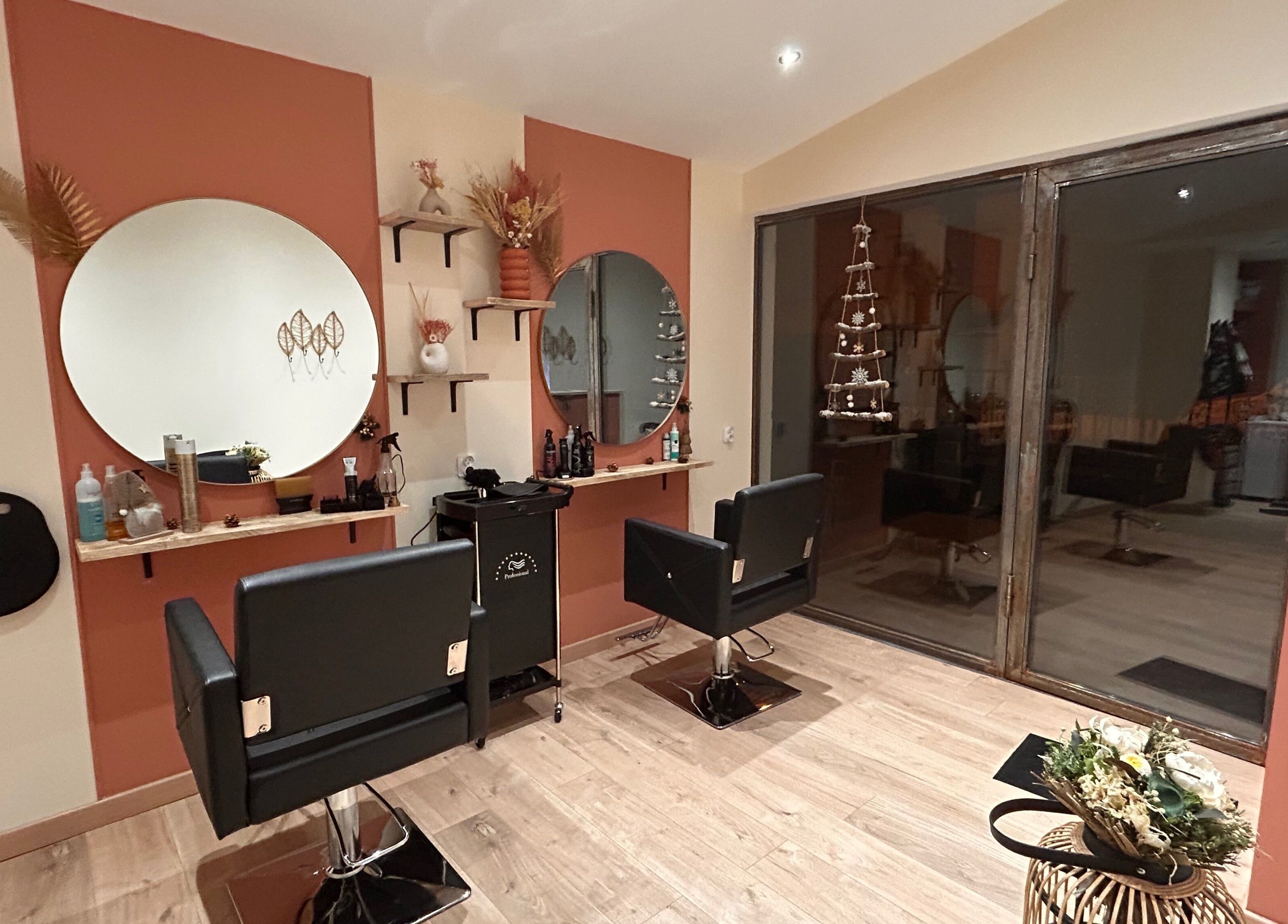 Intérieur stylé de Babeth Coiffure à Bouleternère, Occitanie, FR, avec deux stations de coiffure modernes.