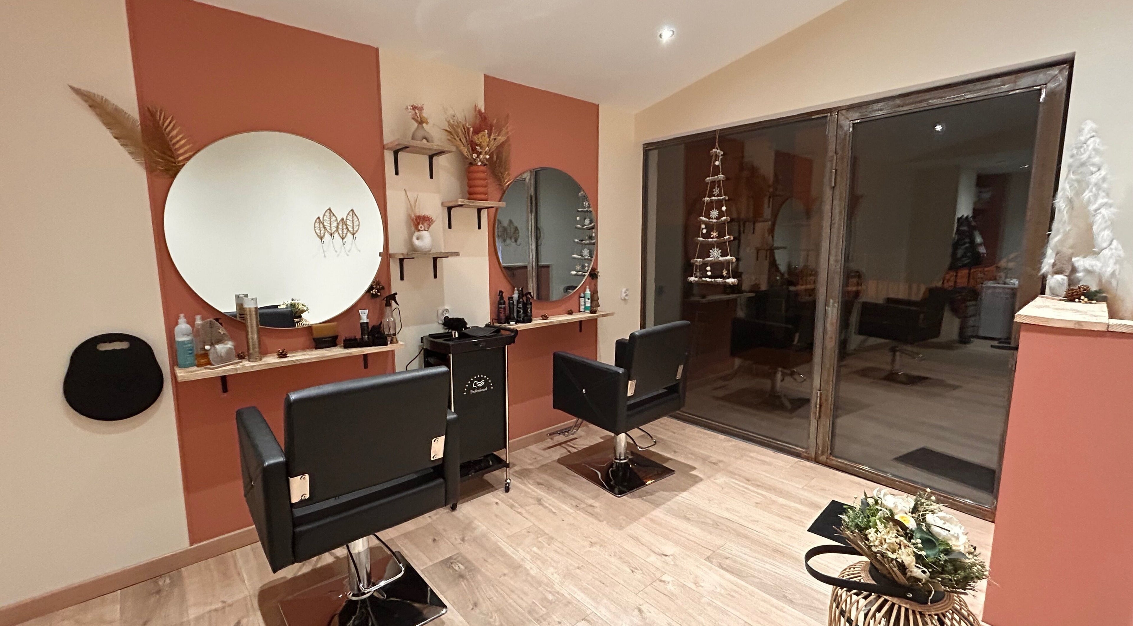 Intérieur stylé de Babeth Coiffure à Bouleternère, Occitanie, FR, avec deux stations de coiffure modernes.