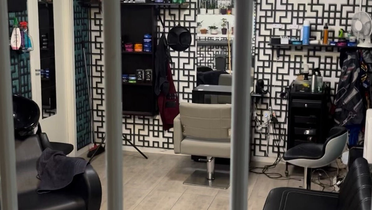 Modernt salonginteriör på Braids By MK, Solna, Stockholms Län, SE med stolar och dekorativa hyllor.