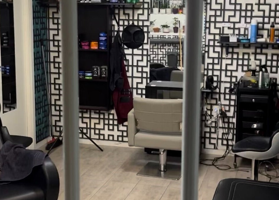 Modernt salonginteriör på Braids By MK, Solna, Stockholms Län, SE med stolar och dekorativa hyllor.