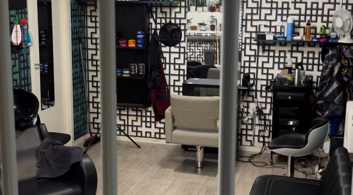 Modernt salonginteriör på Braids By MK, Solna, Stockholms Län, SE med stolar och dekorativa hyllor.