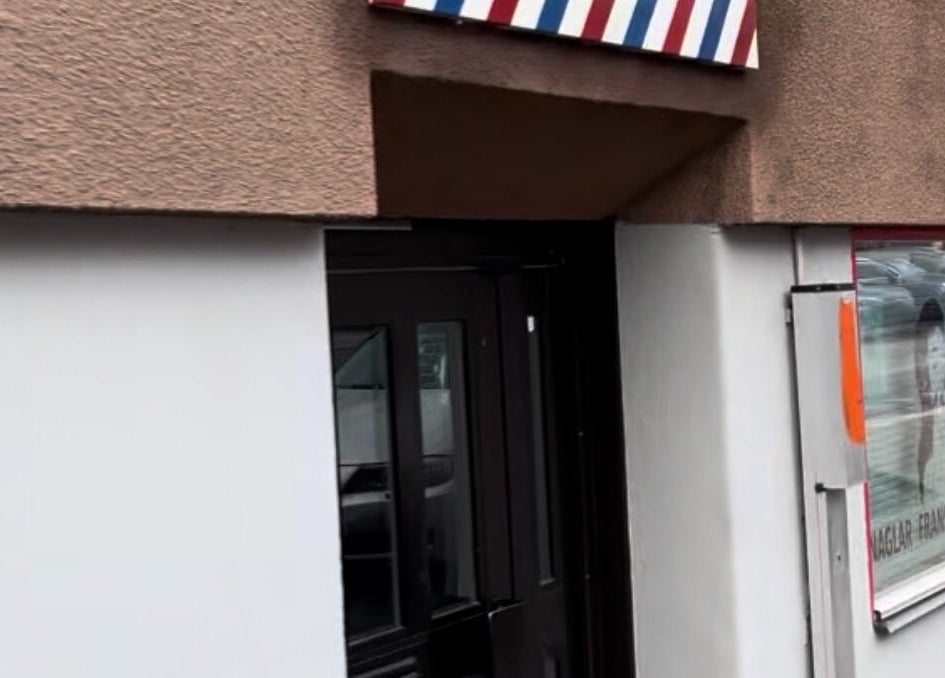 Ingången till Braids By MK i Solna, Stockholms Län, SE, med stilfull exteriör.