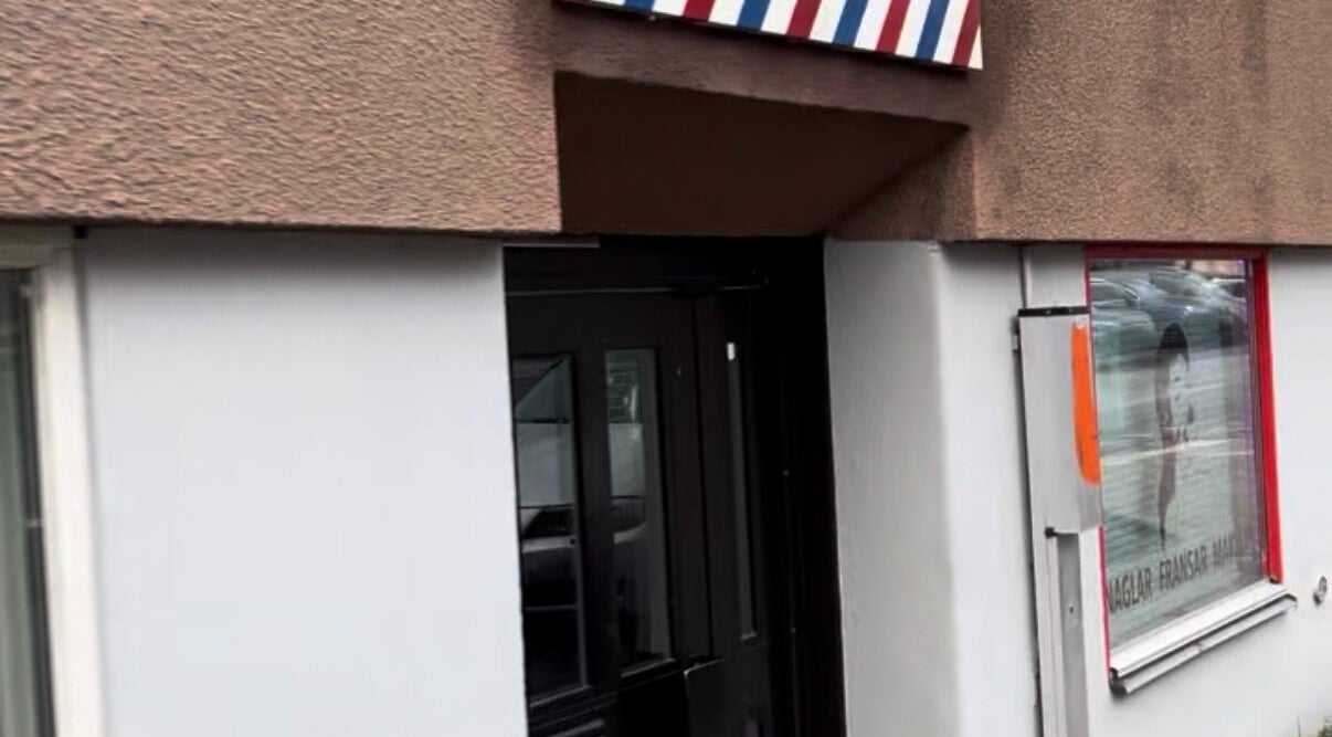 Ingången till Braids By MK i Solna, Stockholms Län, SE, med stilfull exteriör.